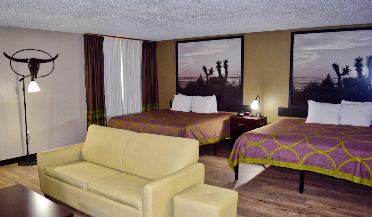Victoria Vacations - Super 8 by Wyndham Victoria/North/Mall Area - Property Image 8