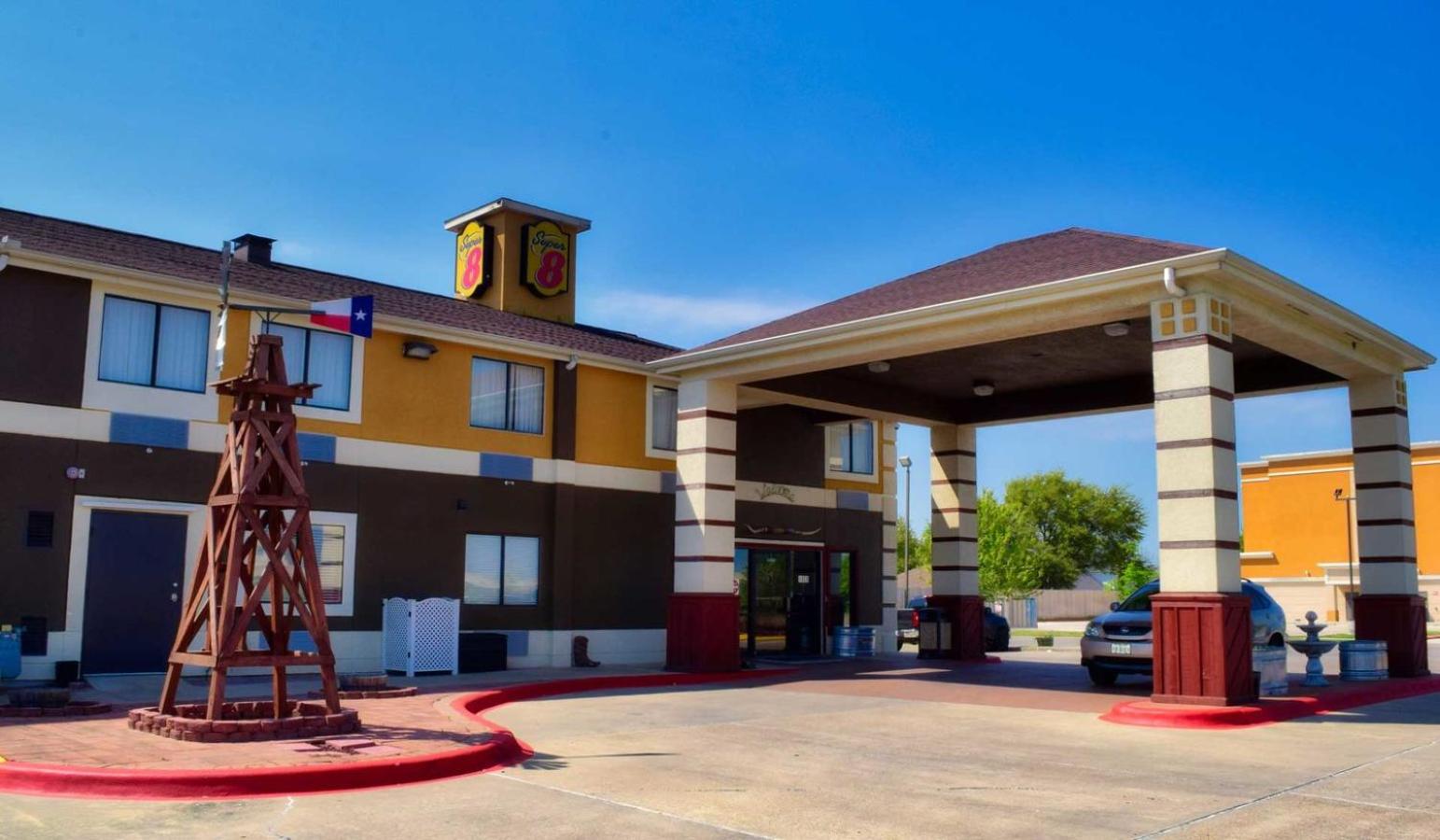 Victoria Vacations - Super 8 by Wyndham Victoria/North/Mall Area - Property Image 11