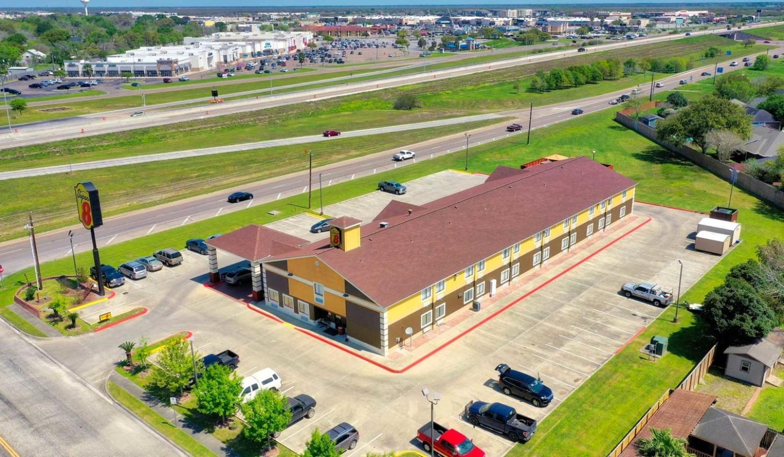 Victoria Vacations - Super 8 by Wyndham Victoria/North/Mall Area - Property Image 10