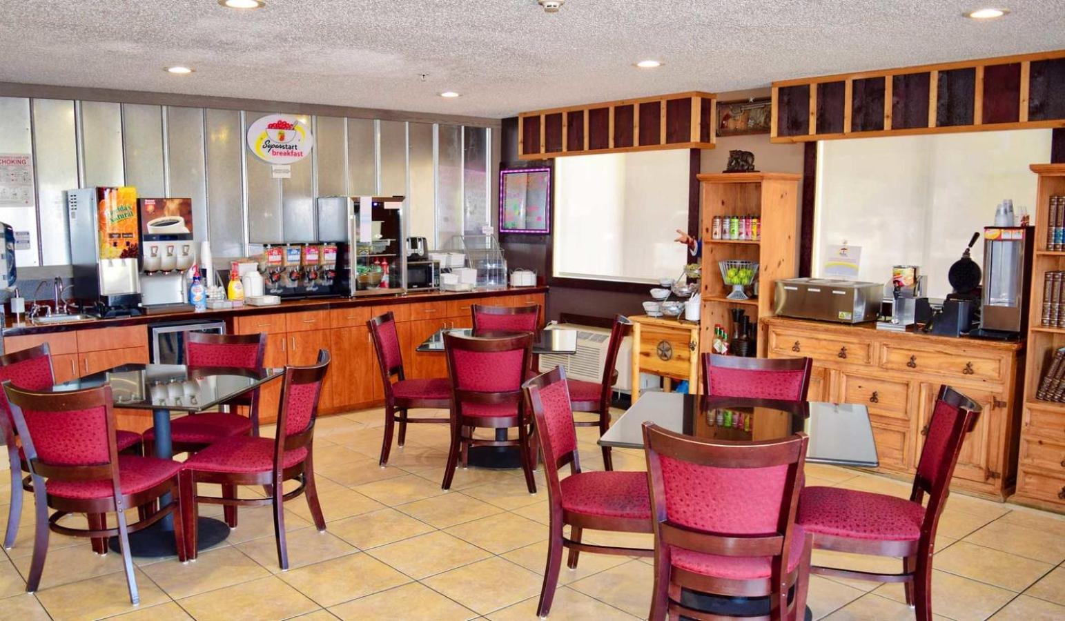 Victoria Vacations - Super 8 by Wyndham Victoria/North/Mall Area - Property Image 6