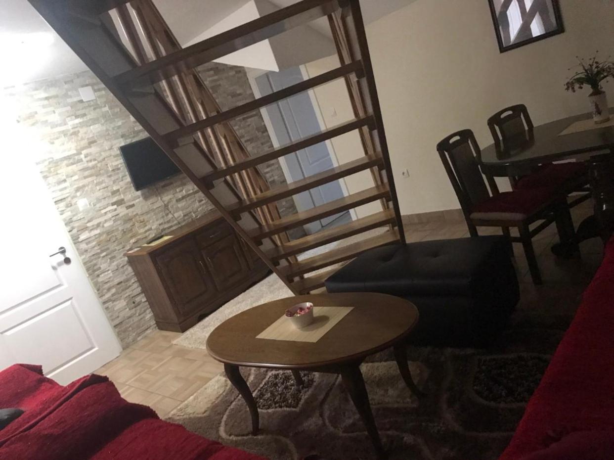 Restoran sa sobama za iznajmljivanje MALI RAJ