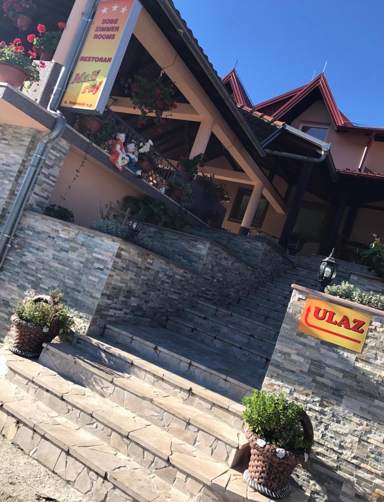 Restoran sa sobama za iznajmljivanje MALI RAJ