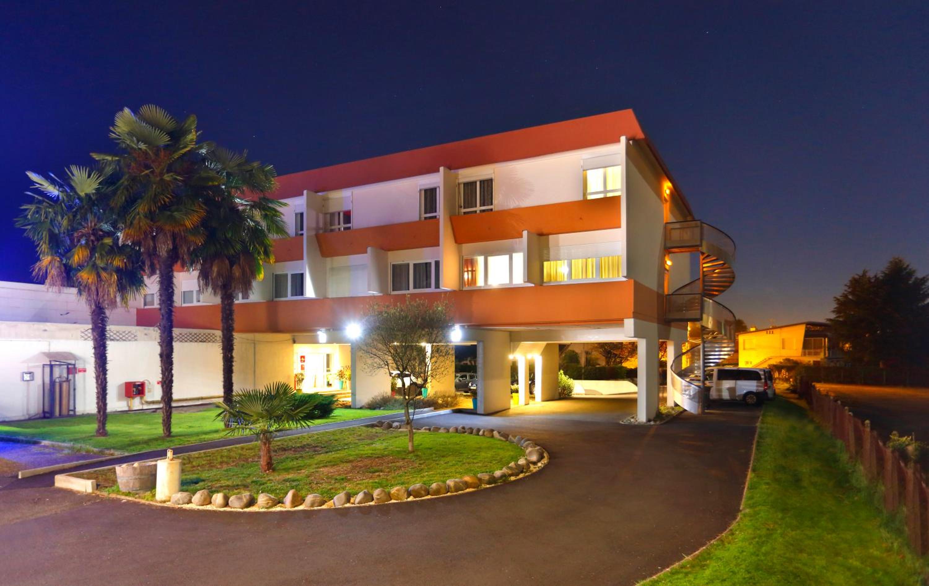 Pau Vacations - Cit'Hotel Atlantic Hotel - Property Image 1