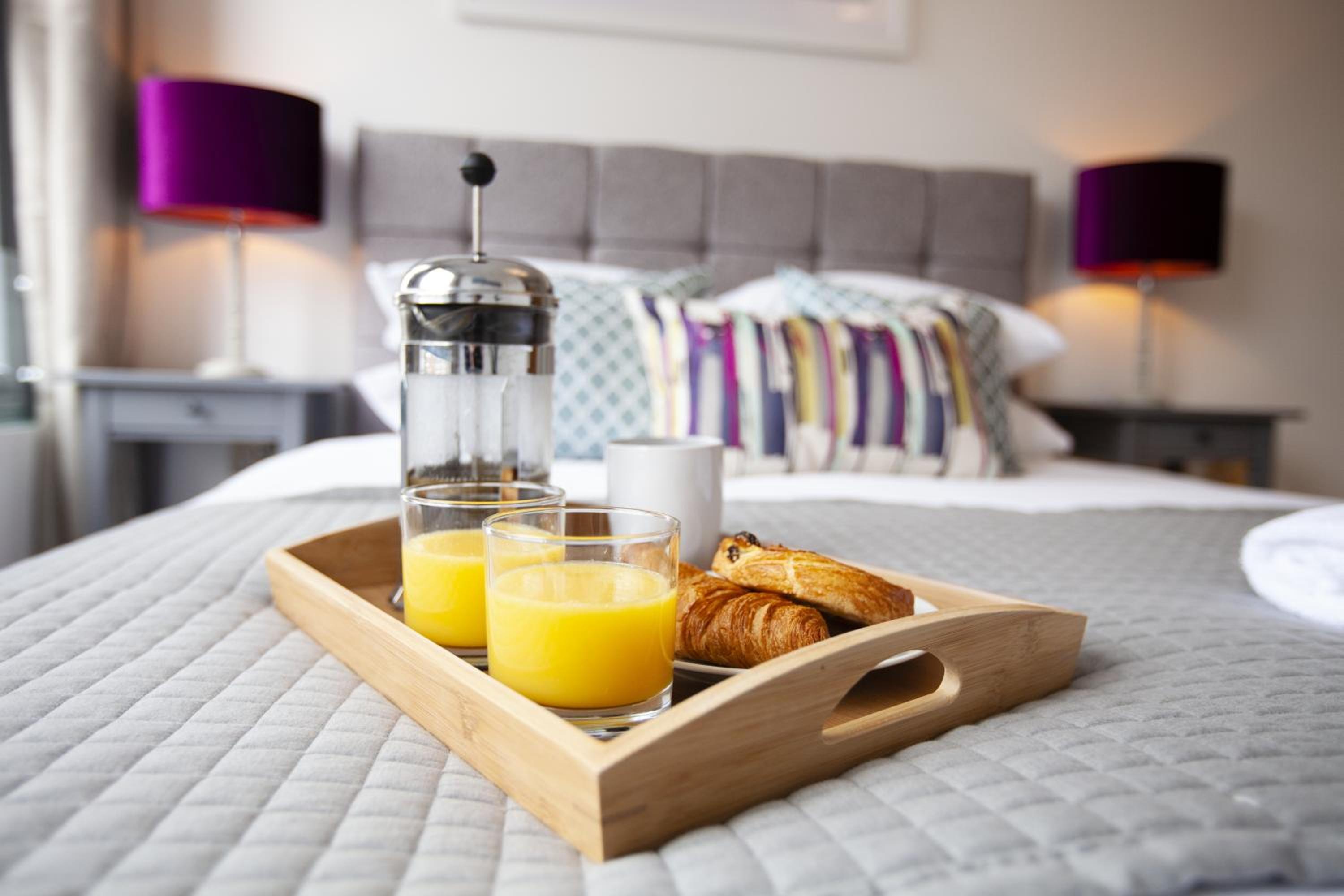 Urban Living's ~ King Edward Luxury Apartments in the heart of Windsor view 5