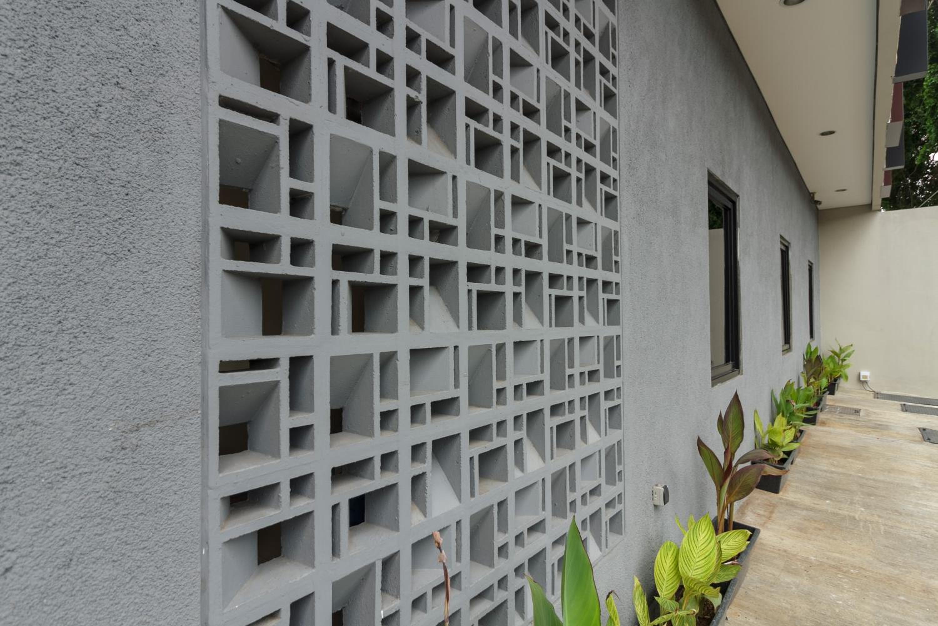 RedDoorz near Puri Indah Mall view 3