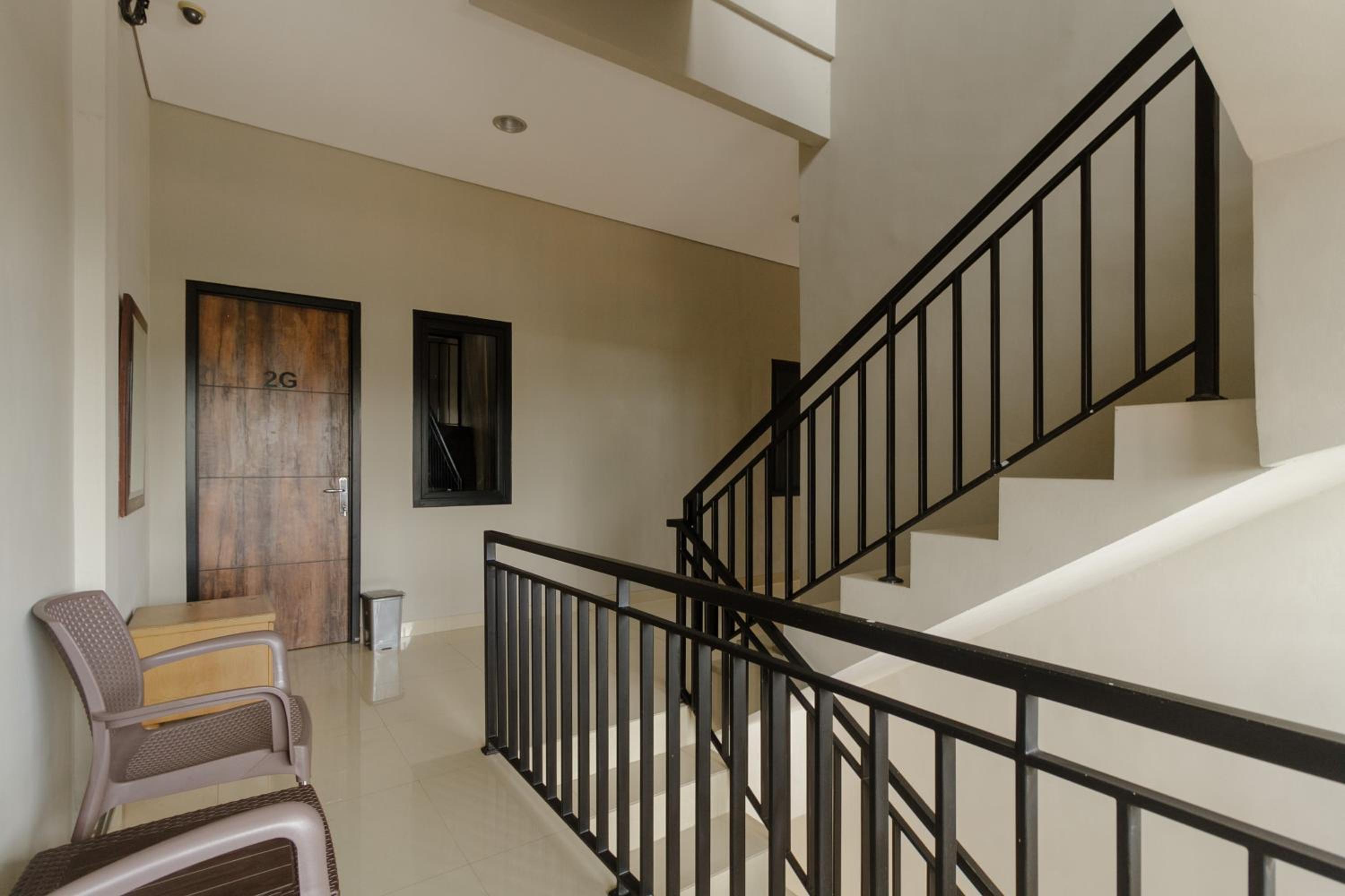 RedDoorz near Puri Indah Mall view 4