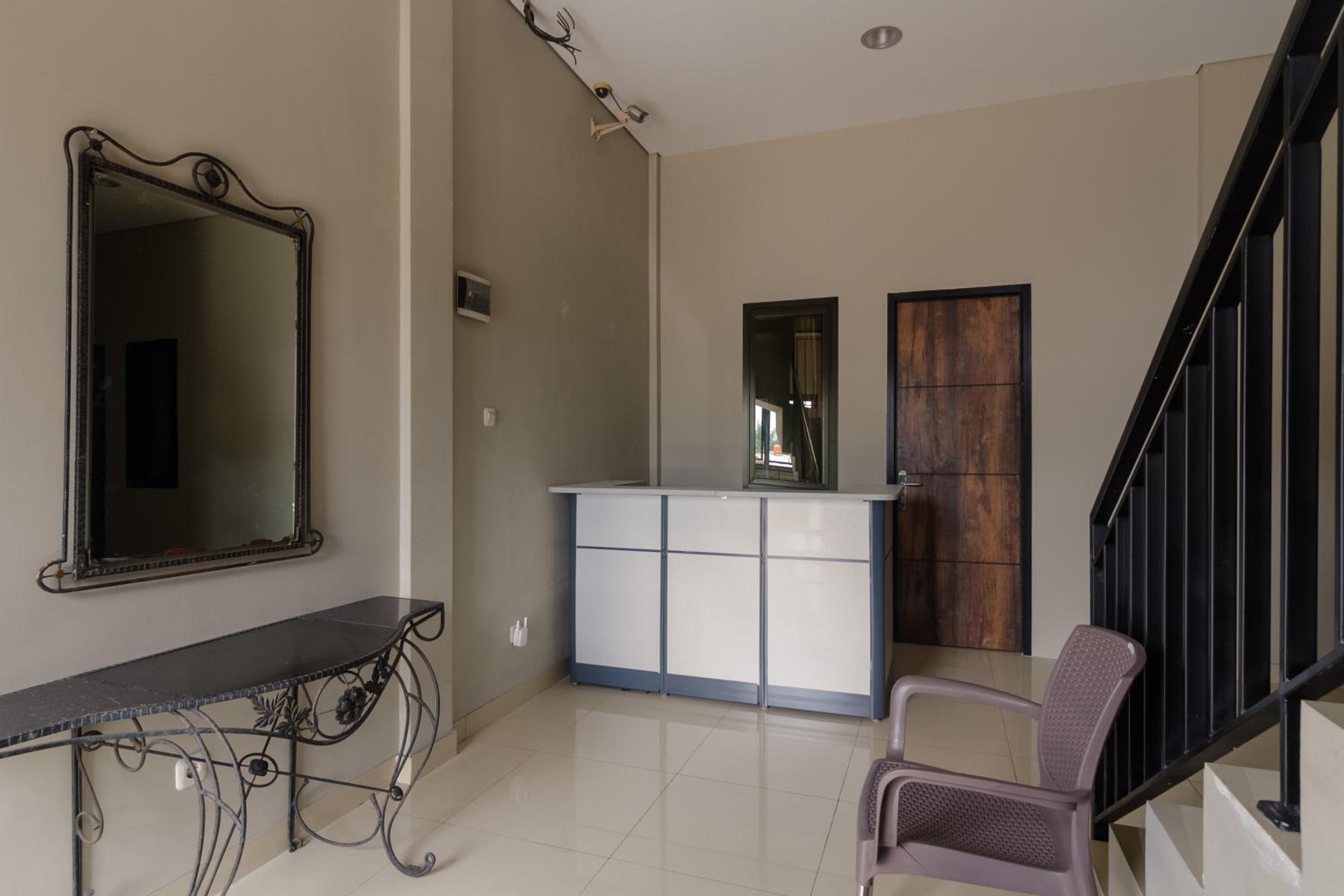 RedDoorz near Puri Indah Mall view 5