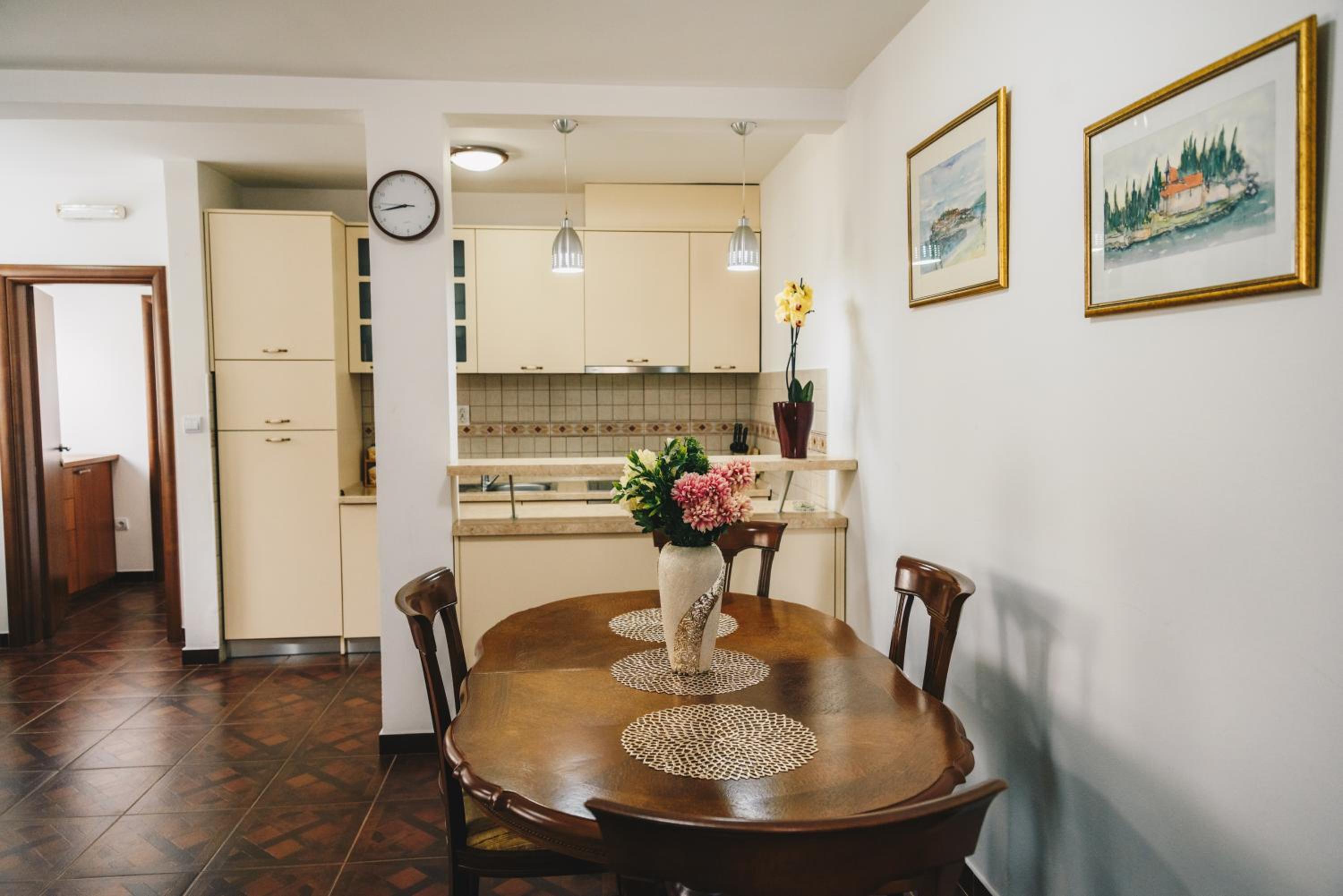 El Mar Apartments
