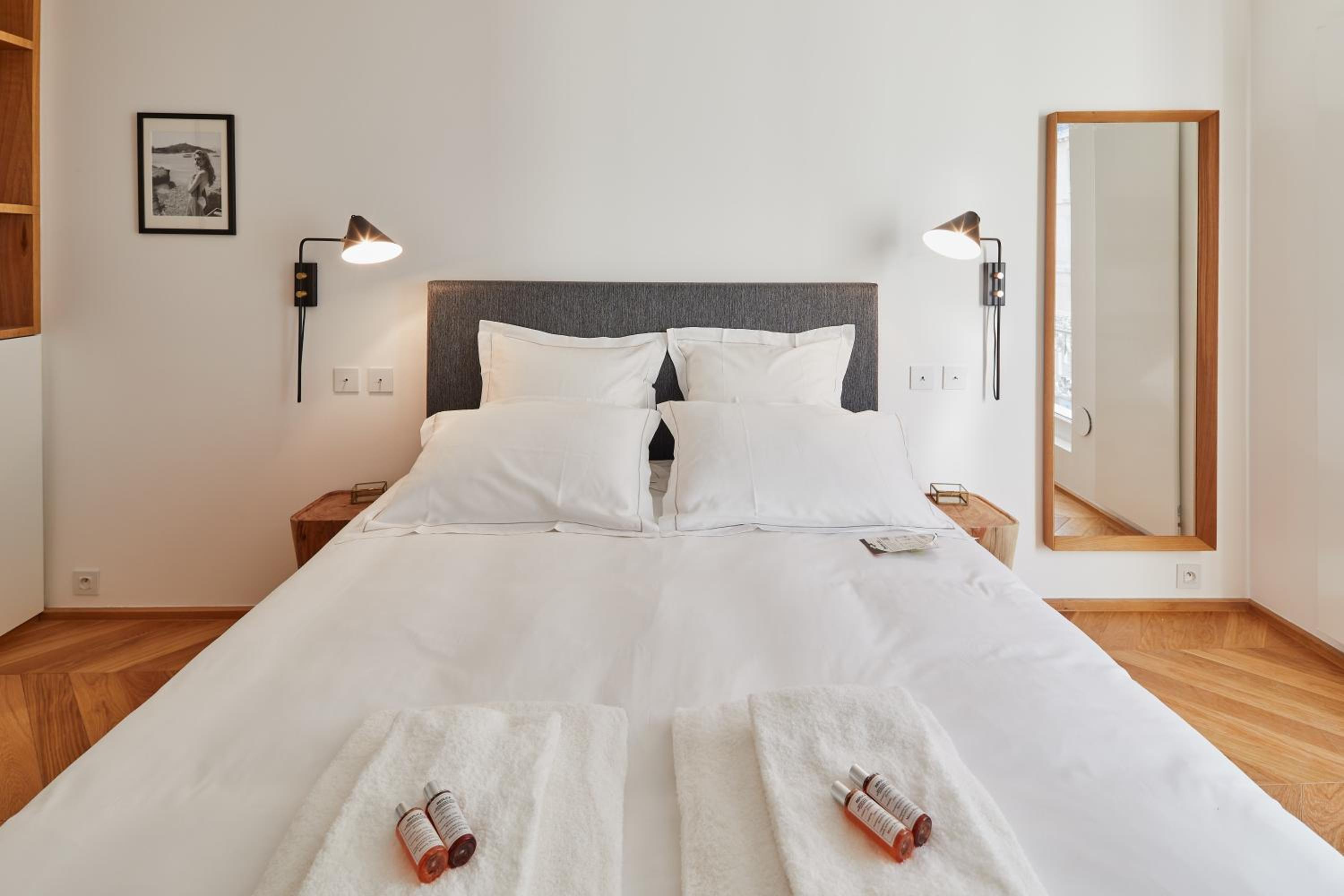 RESIDENCES HARCOURT - Ile Saint Louis - PARIS