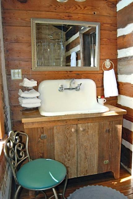 Upstairs Inn - Property Image 8