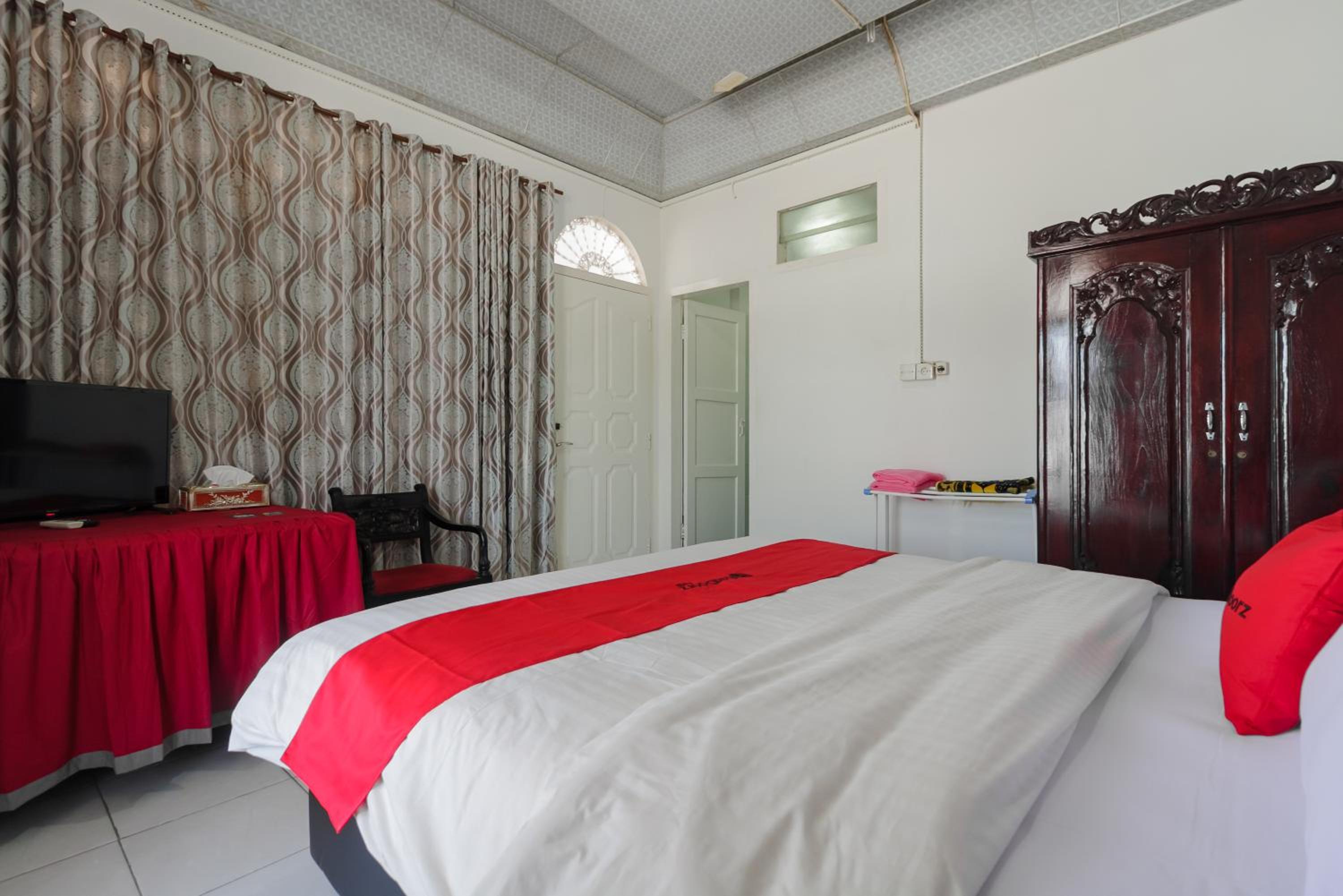 RedDoorz Syariah near Universitas Negeri Padang