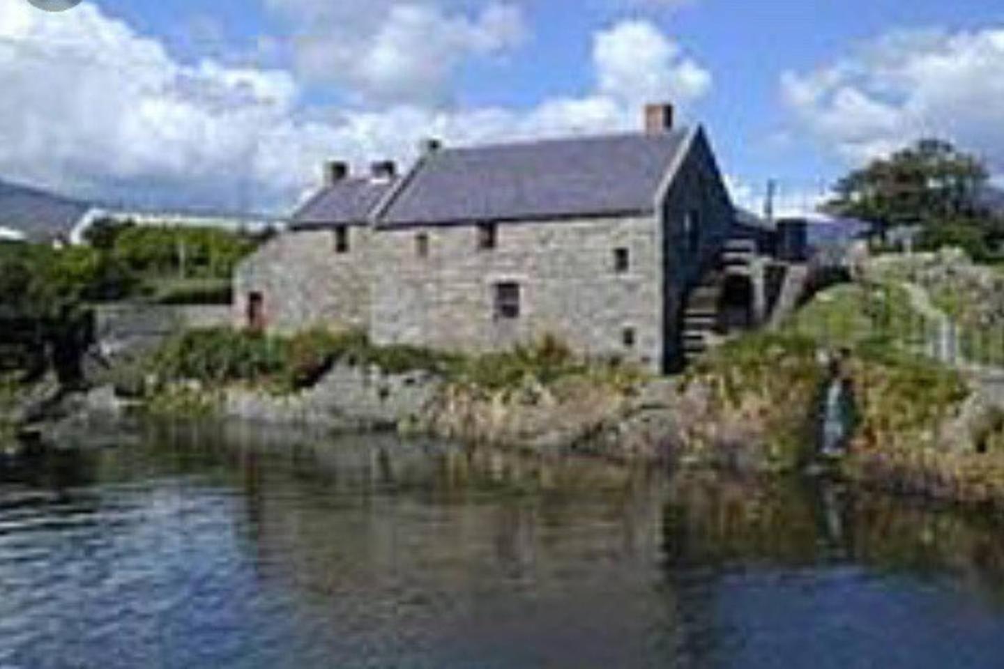 Hotel Moneydarragh Cottage with uninterrupted mountain and sea views- Hot tub available for hire - Image 1