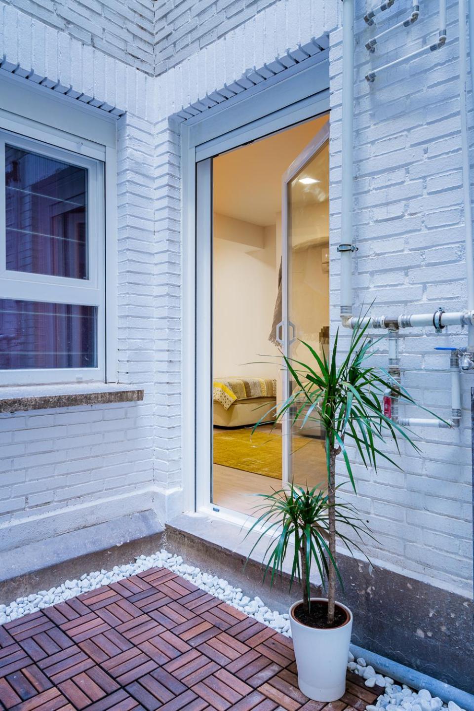 Exclusive quietness in the heart of Madrid with Public Parking, Breakfast, 2 bathrooms view 4