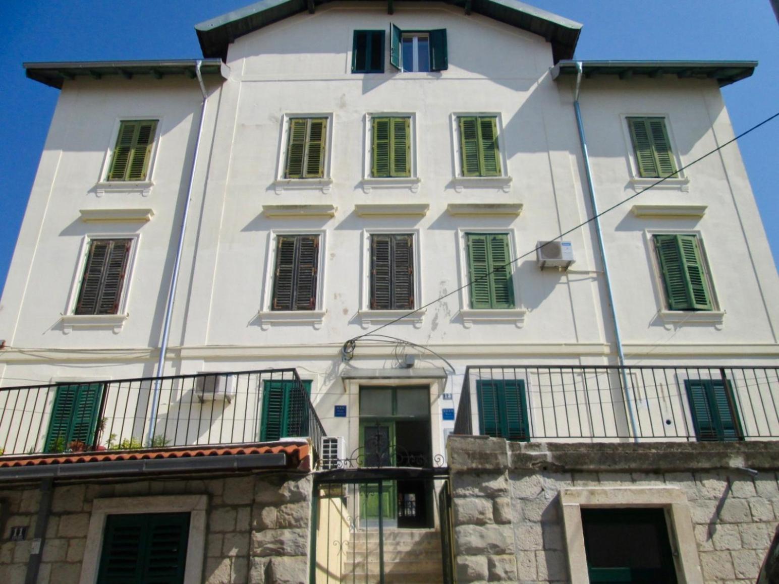 Iris Central En-suite Room - Secure & Cozy Base near Old Town
