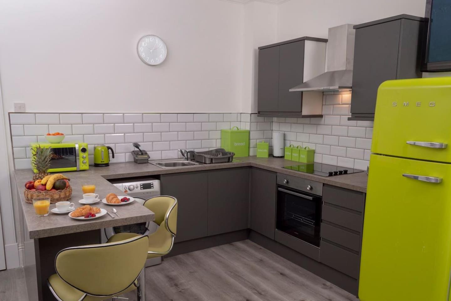Modern 3BR Near Docks Free Parking Fast Wi-Fi view 5