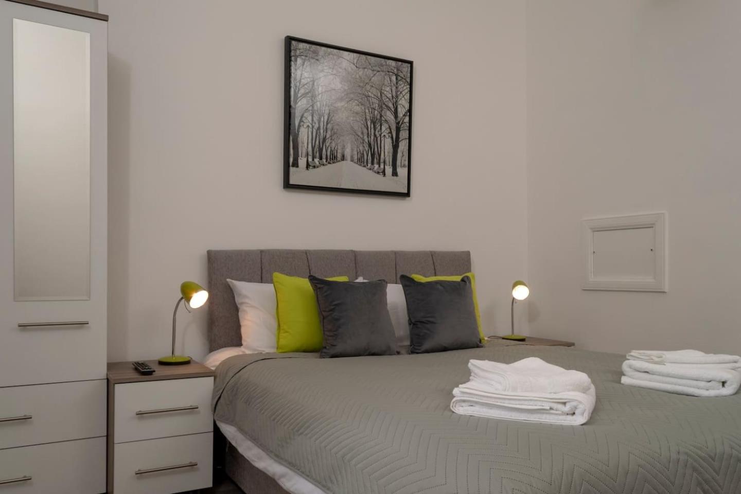 Modern 3BR Near Docks Free Parking Fast Wi-Fi view 2