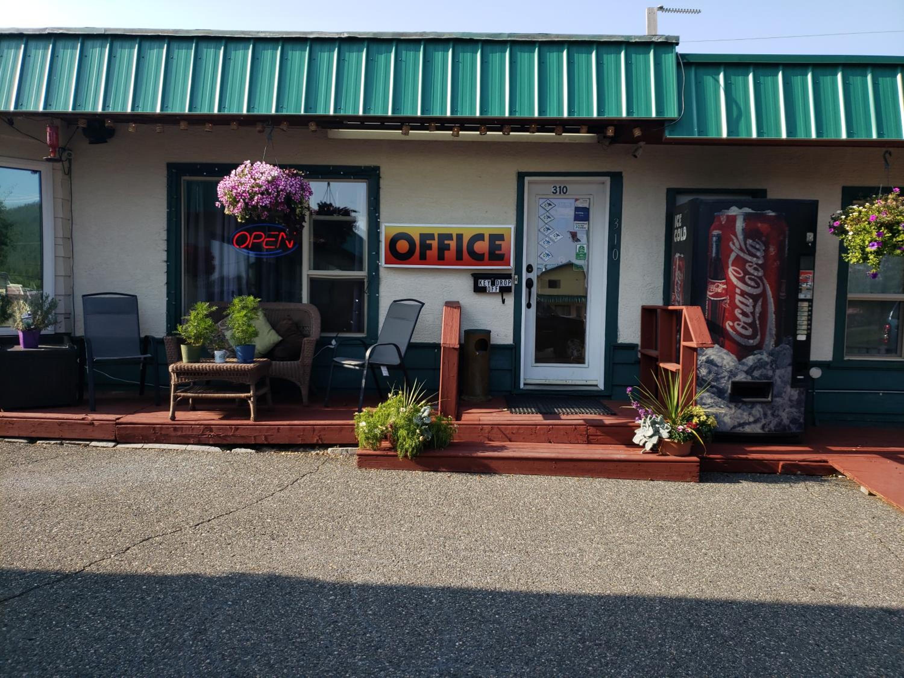 100 Mile Motel & RV Park