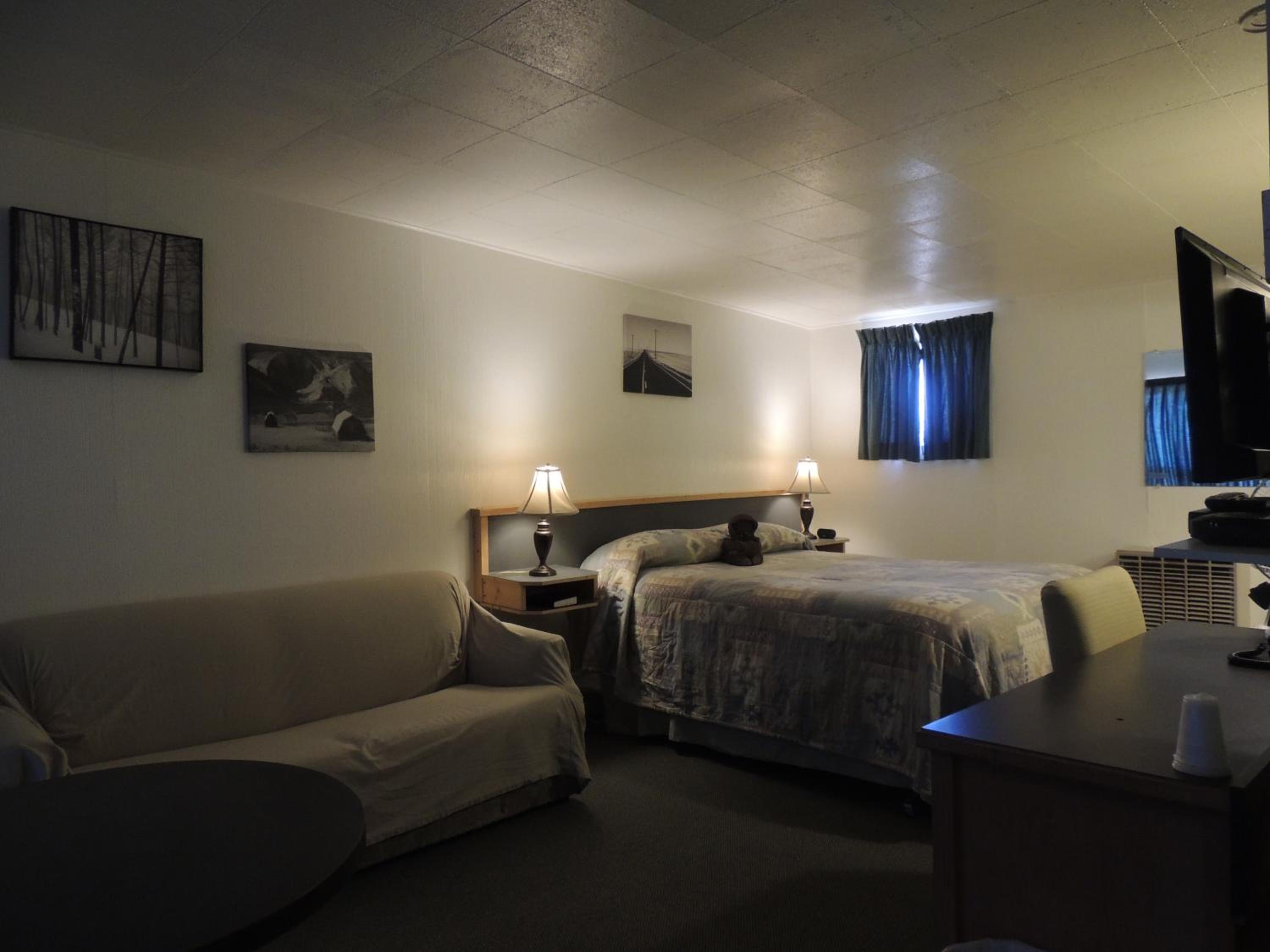 100 Mile Motel & RV Park