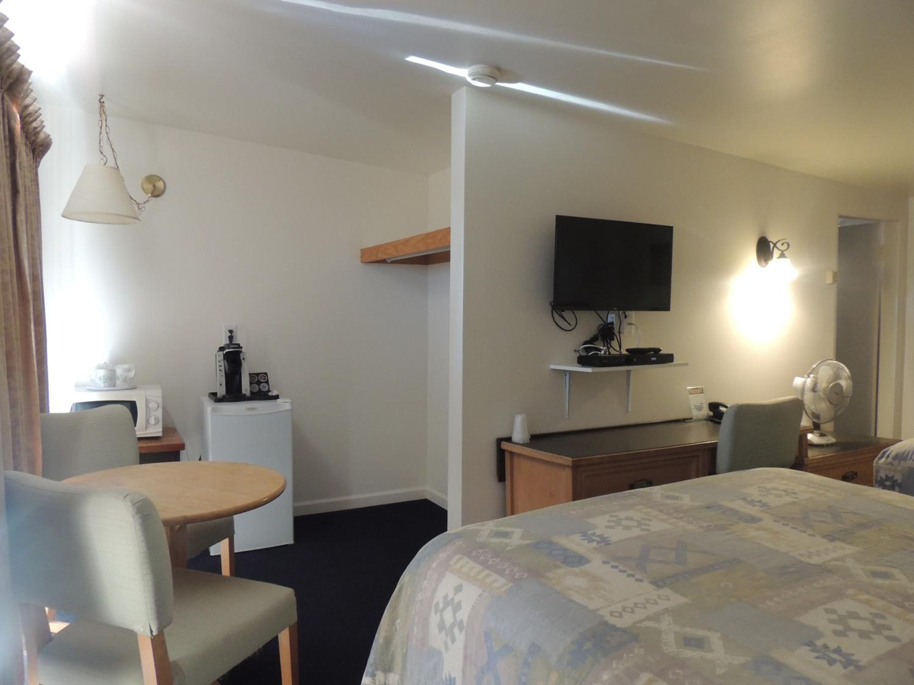 100 Mile Motel & RV Park