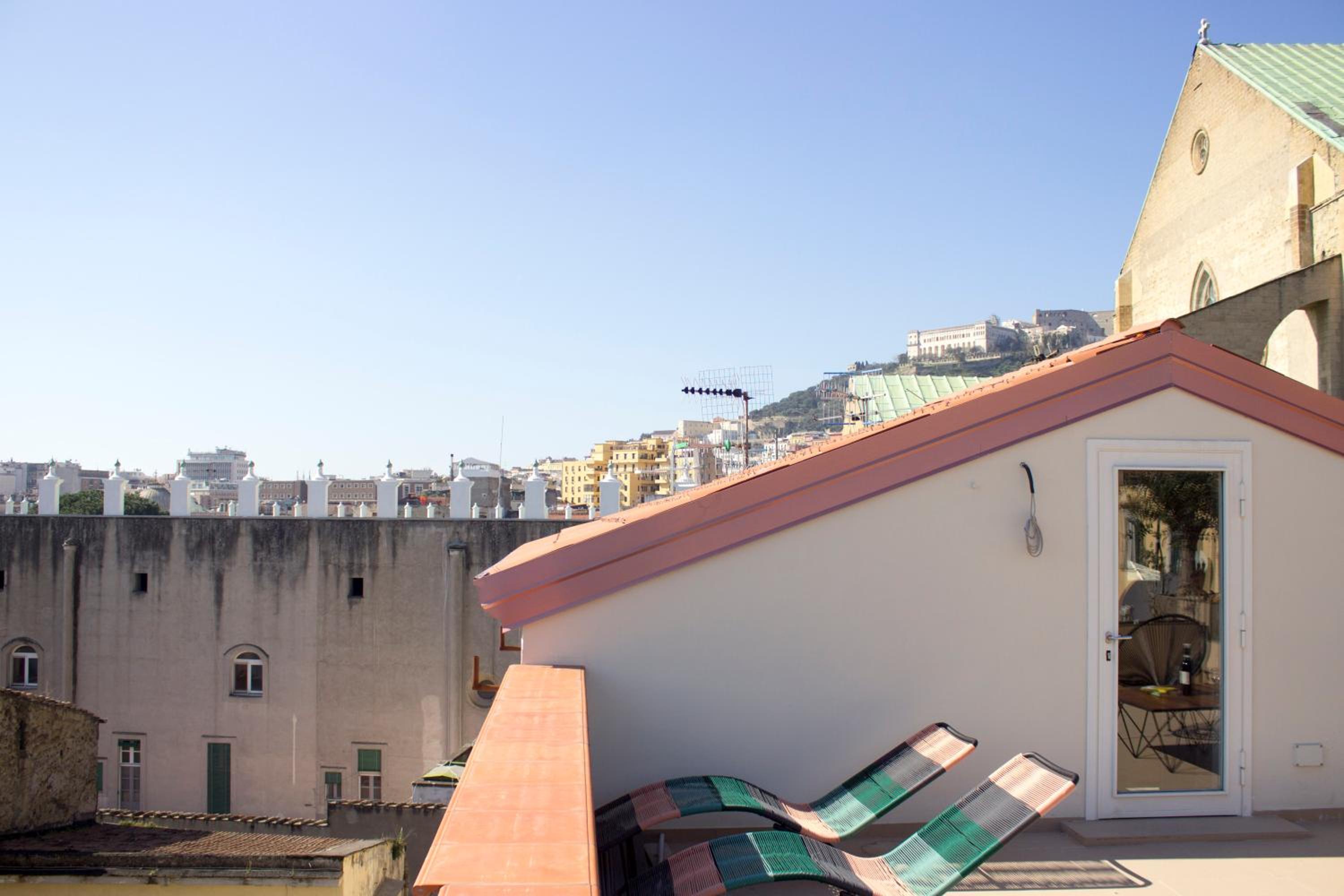 Schiara en Naples — balance & terrace