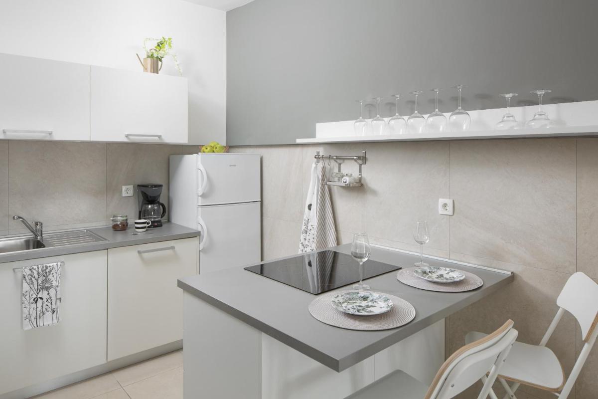 Studio apartment close to the sea view 2