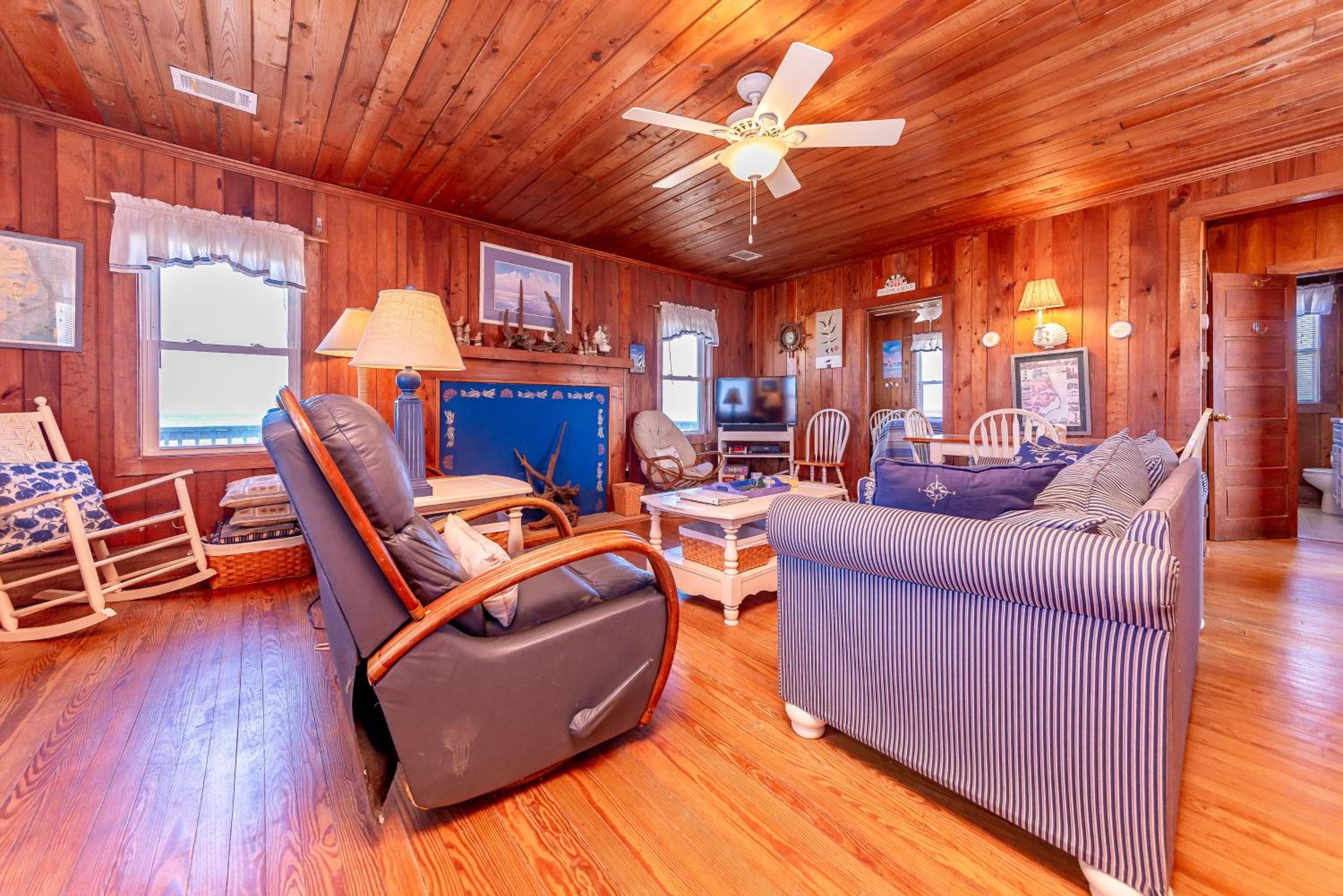 Mitch's Haven - Kitty Hawk MP 2, Oceanfront, 3 Bedrooms, Vintage Charming Cottage