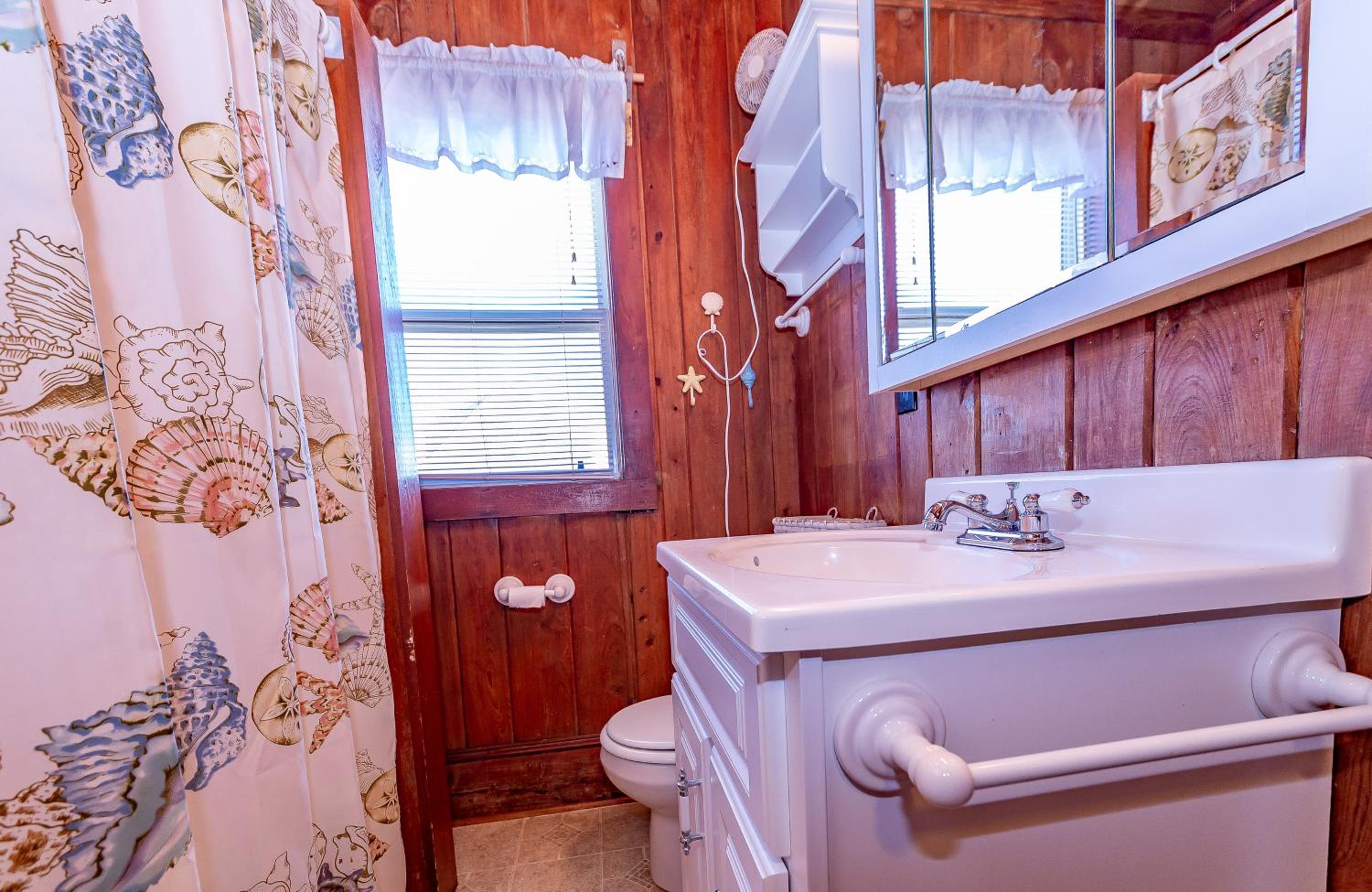Mitch's Haven - Kitty Hawk MP 2, Oceanfront, 3 Bedrooms, Vintage Charming Cottage