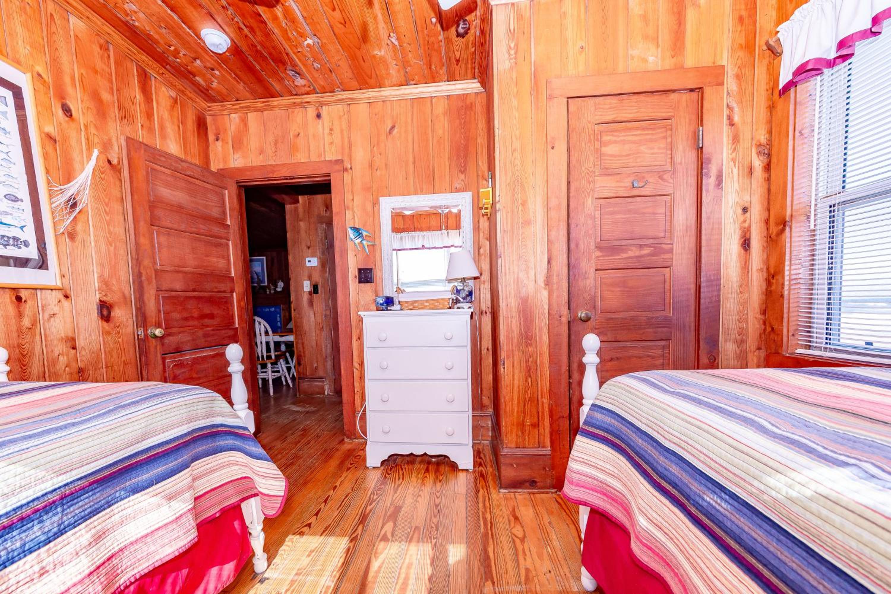 Mitch's Haven - Kitty Hawk MP 2, Oceanfront, 3 Bedrooms, Vintage Charming Cottage