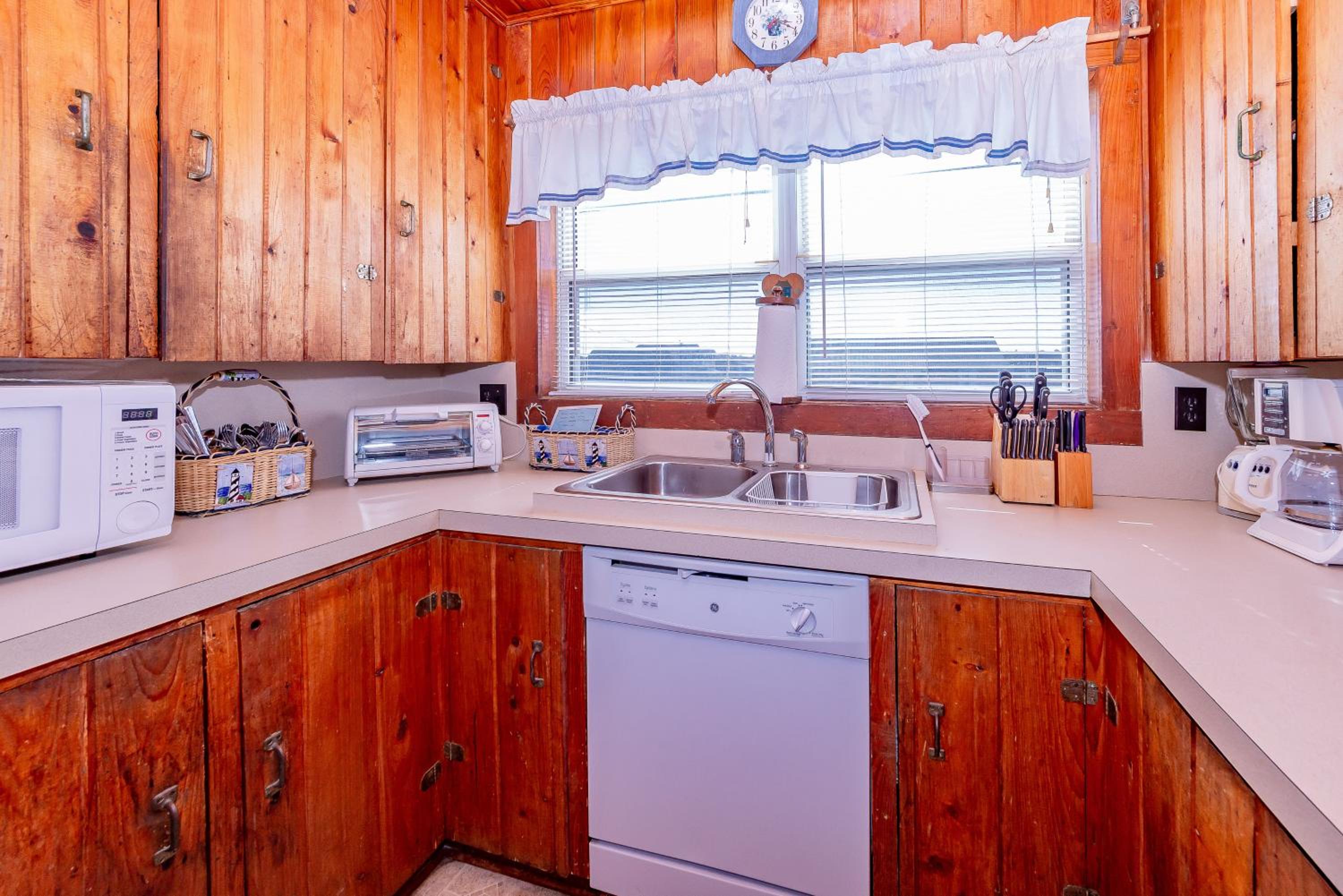 Mitch's Haven - Kitty Hawk MP 2, Oceanfront, 3 Bedrooms, Vintage Charming Cottage