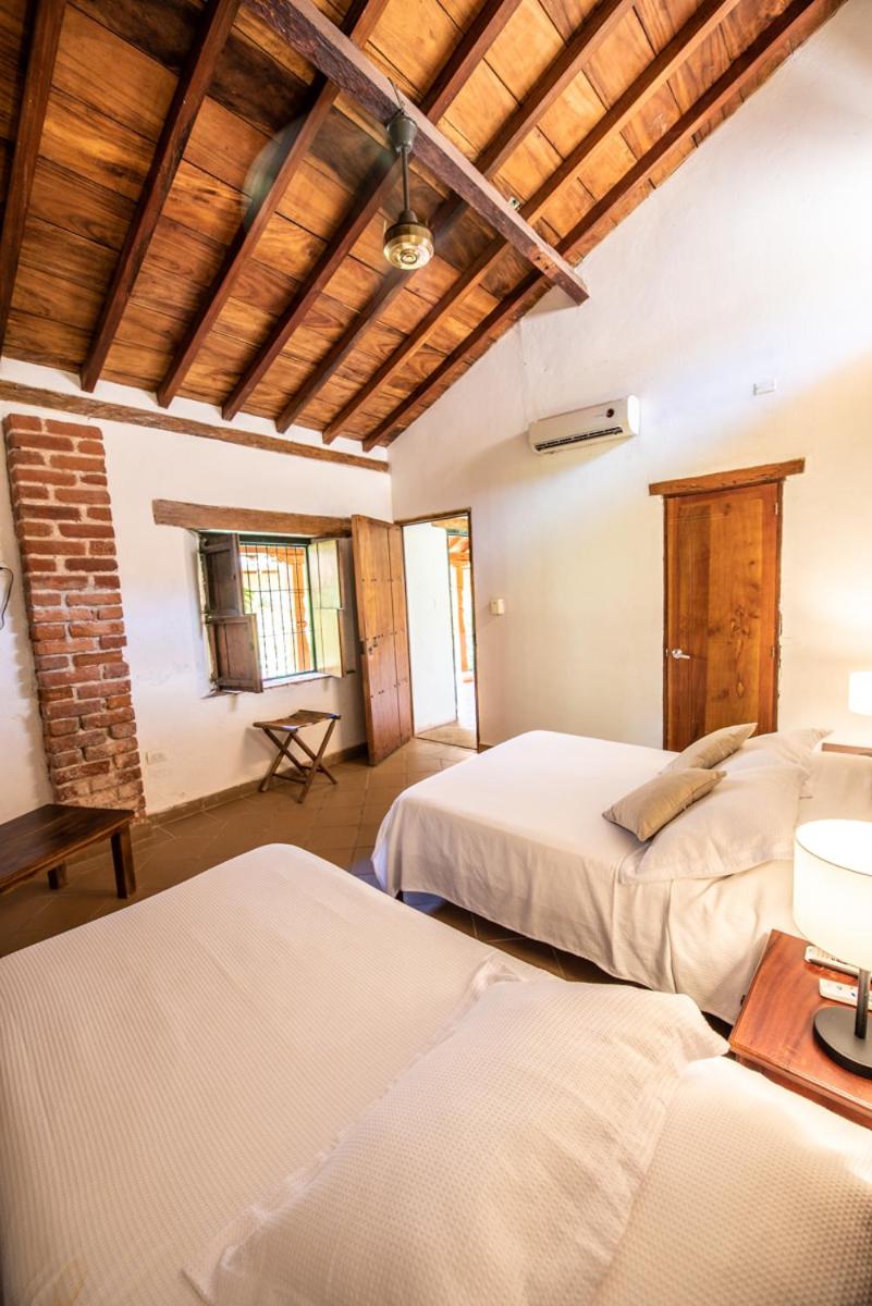 La Casa Amarilla