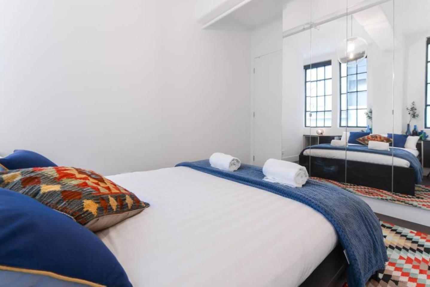 Spacious Designer Warehouse Melbourne CBD Apartment view 2