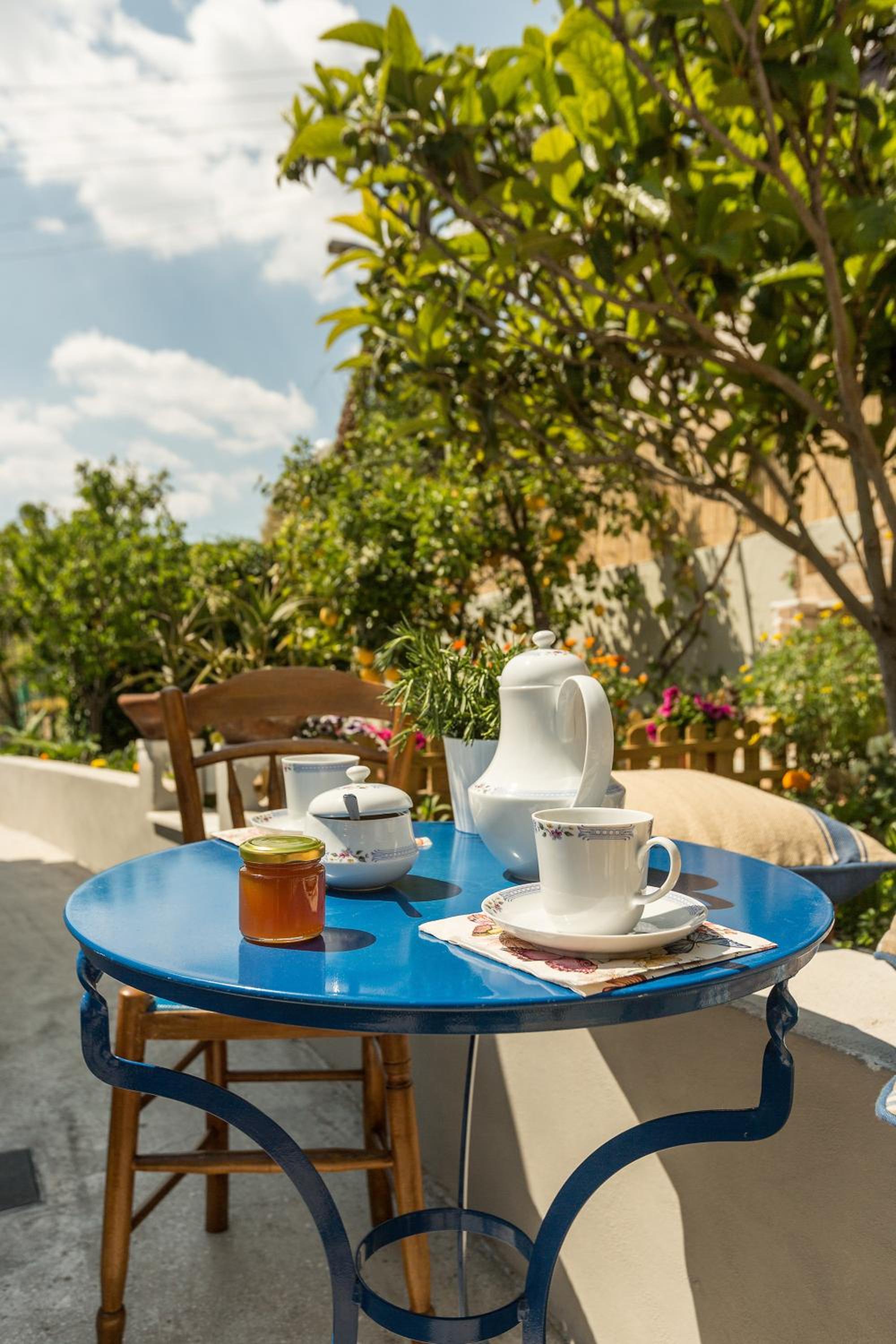 Splendid Views from a Cozy Cottage with a Garden Terrace