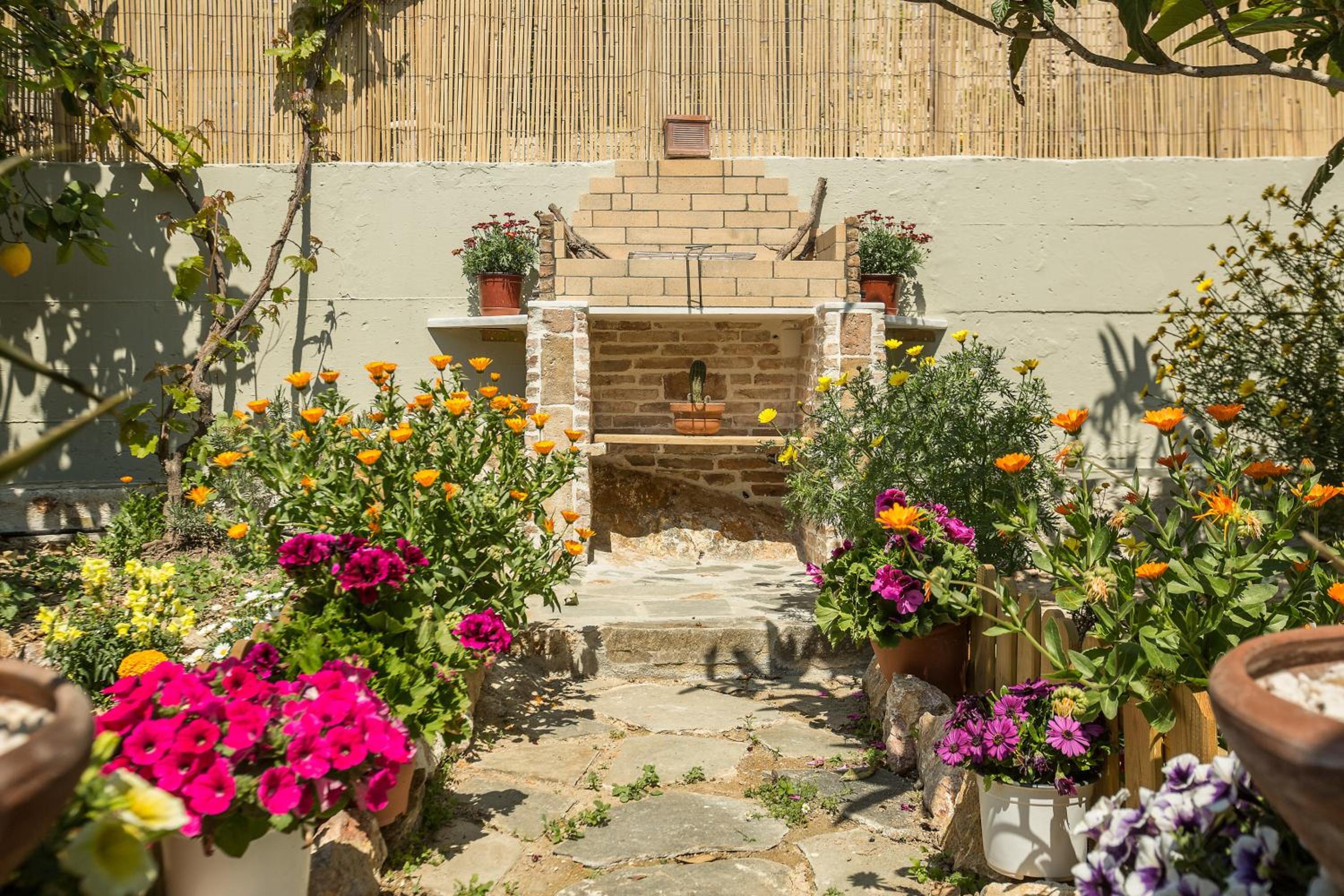 Splendid Views from a Cozy Cottage with a Garden Terrace
