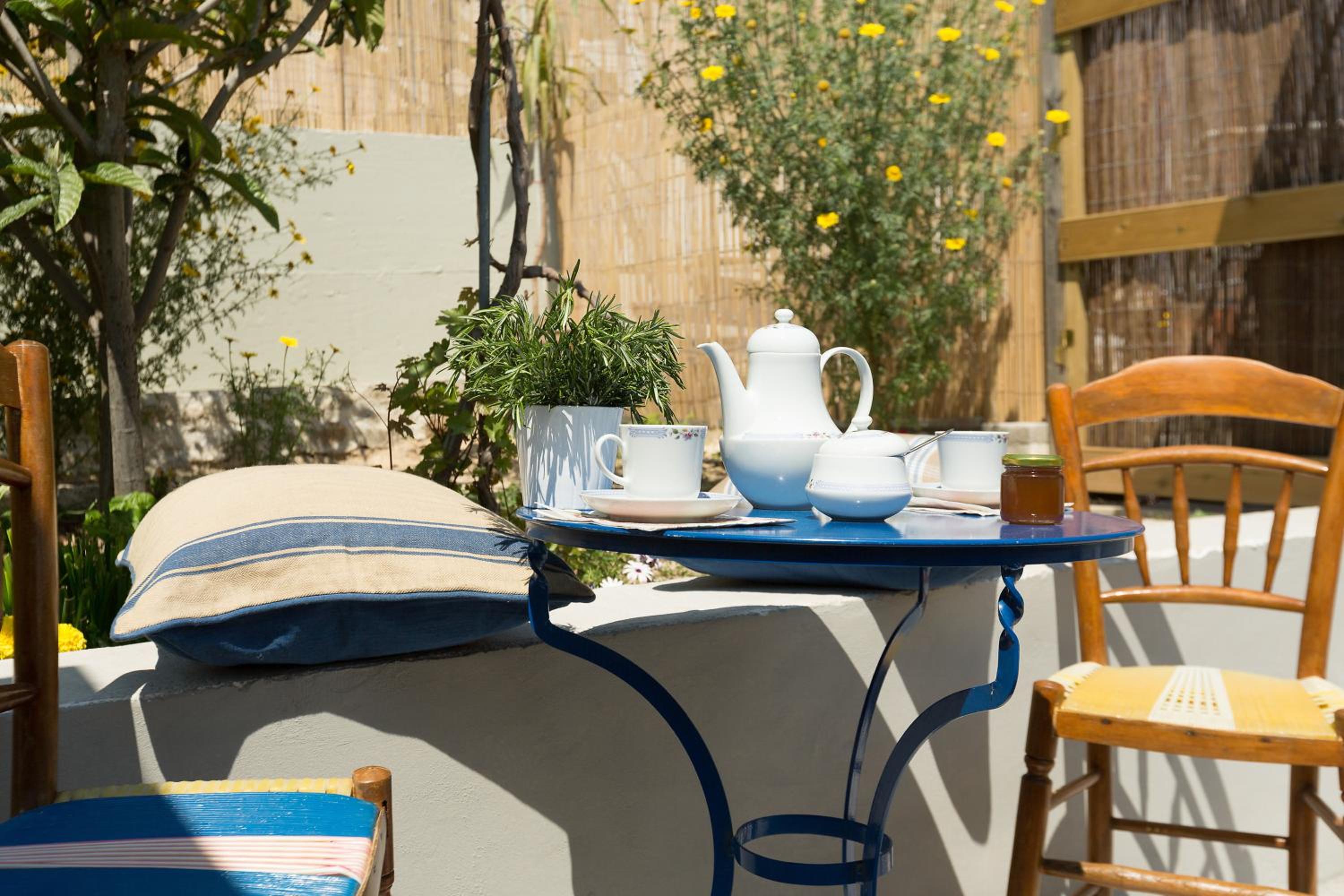 Splendid Views from a Cozy Cottage with a Garden Terrace