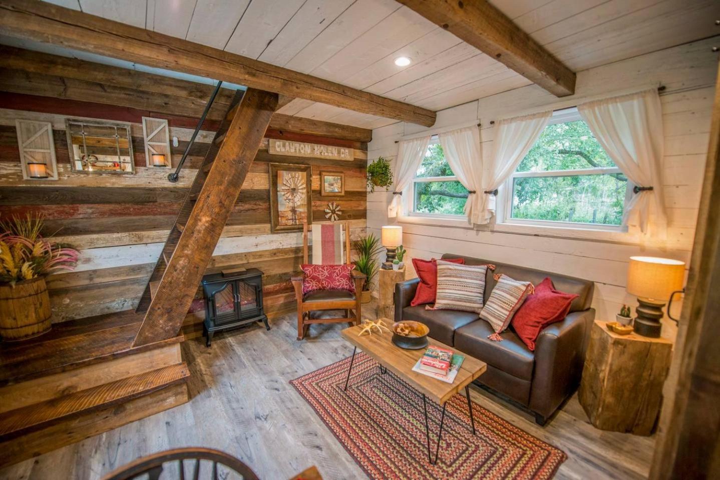 Hotel Cozy Cabin Little Red Hen 12 min to Magnolia - Image 1