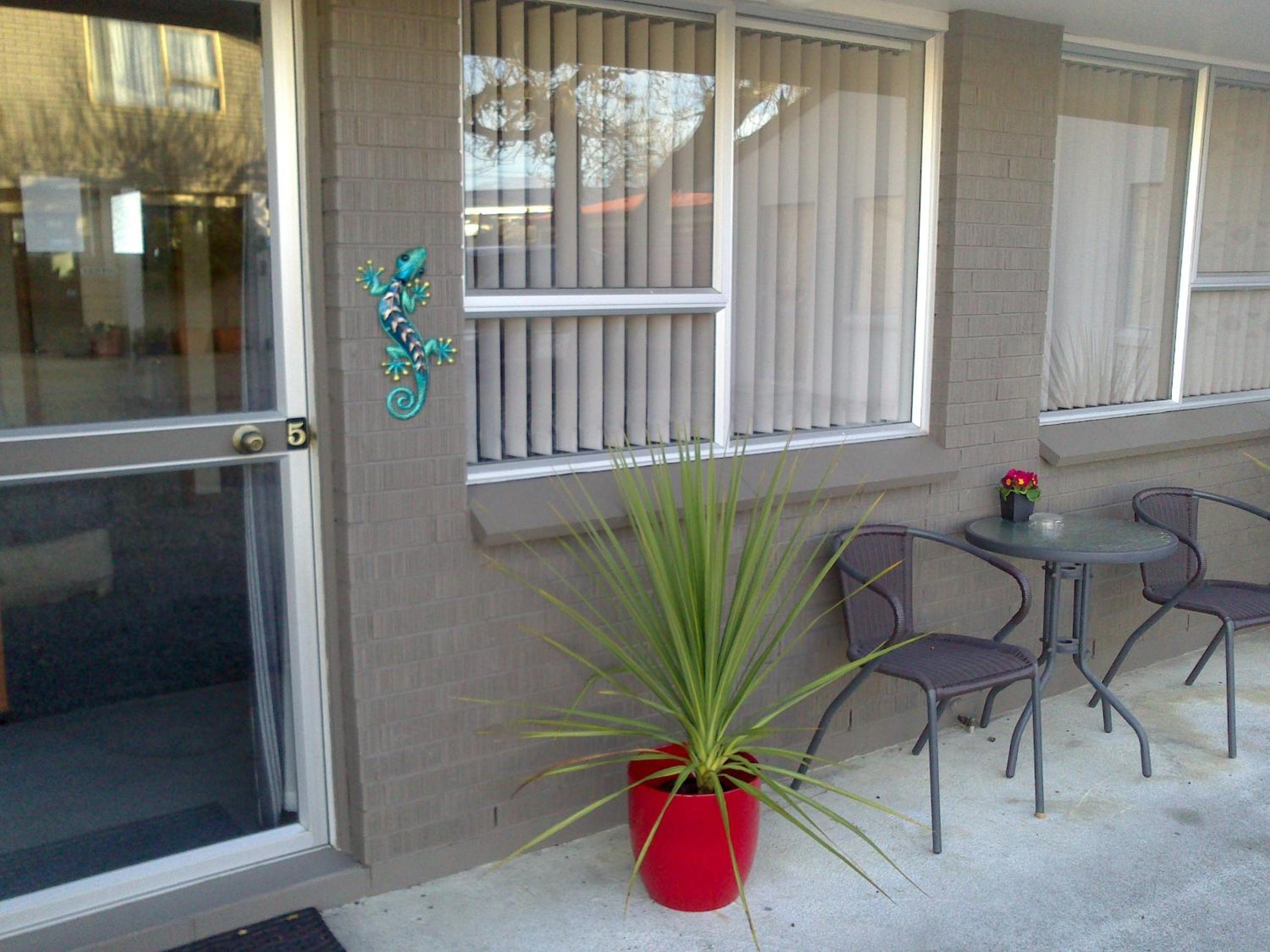 Almond Court Motel