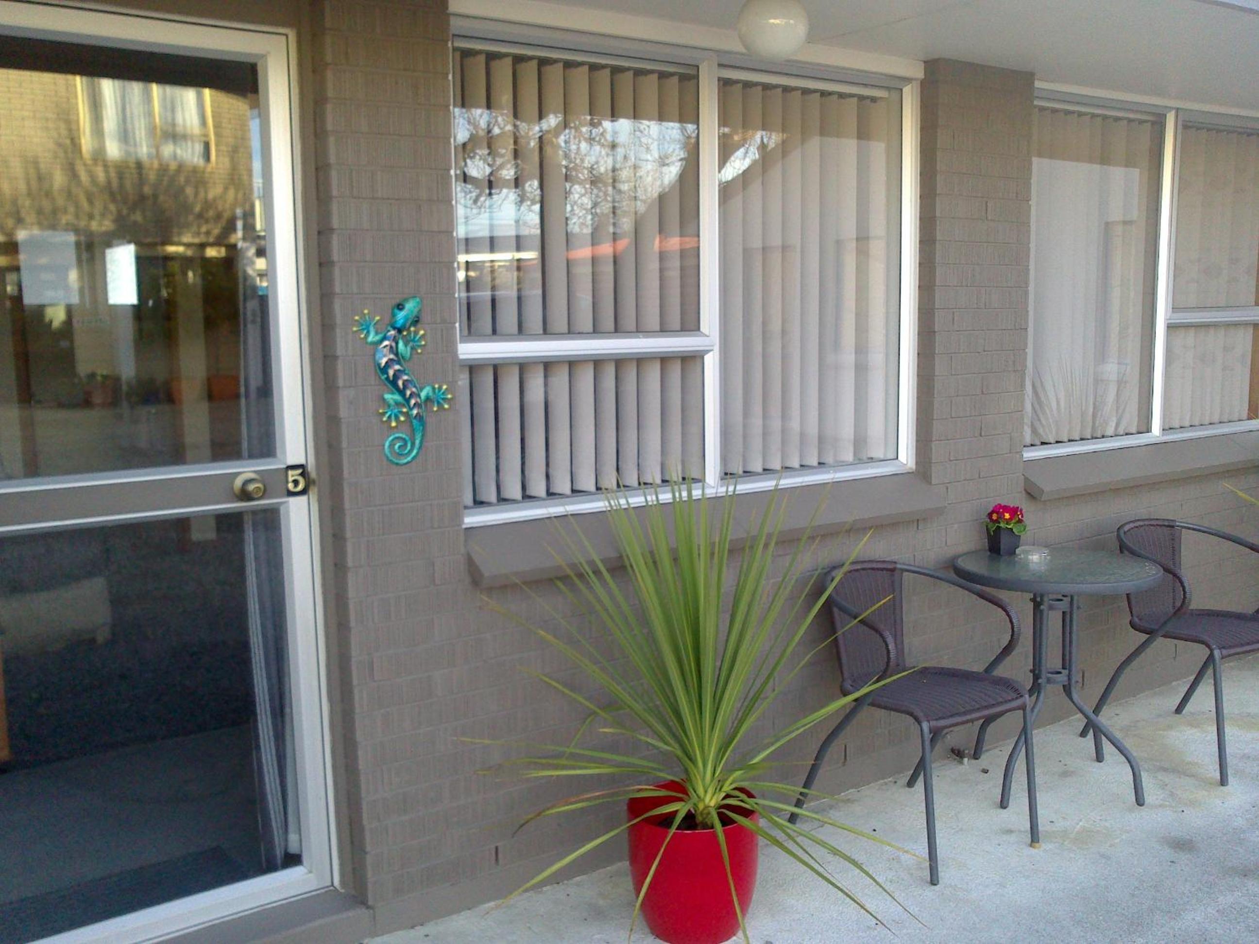 Almond Court Motel