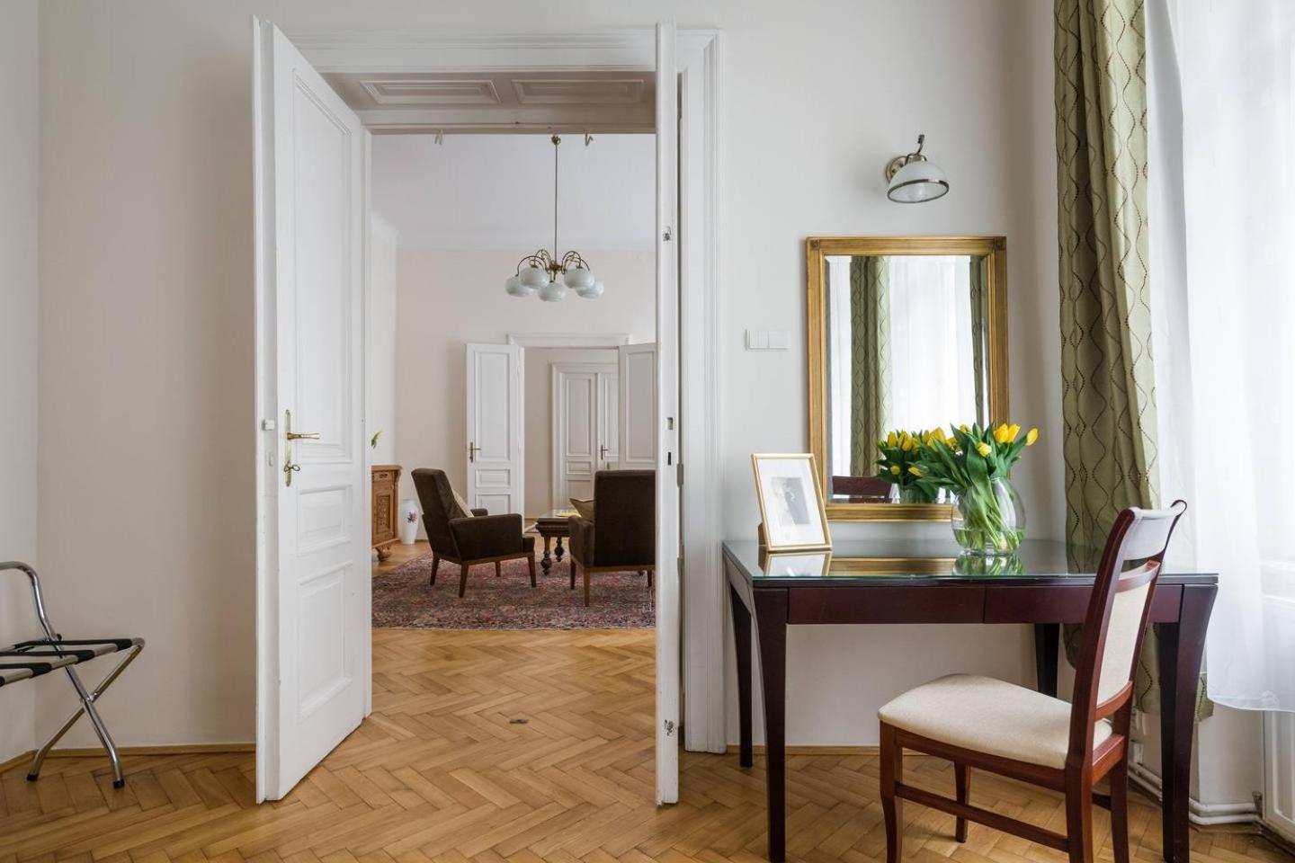 Belle Epoque II, luxury suite 50m to Main Square view 3