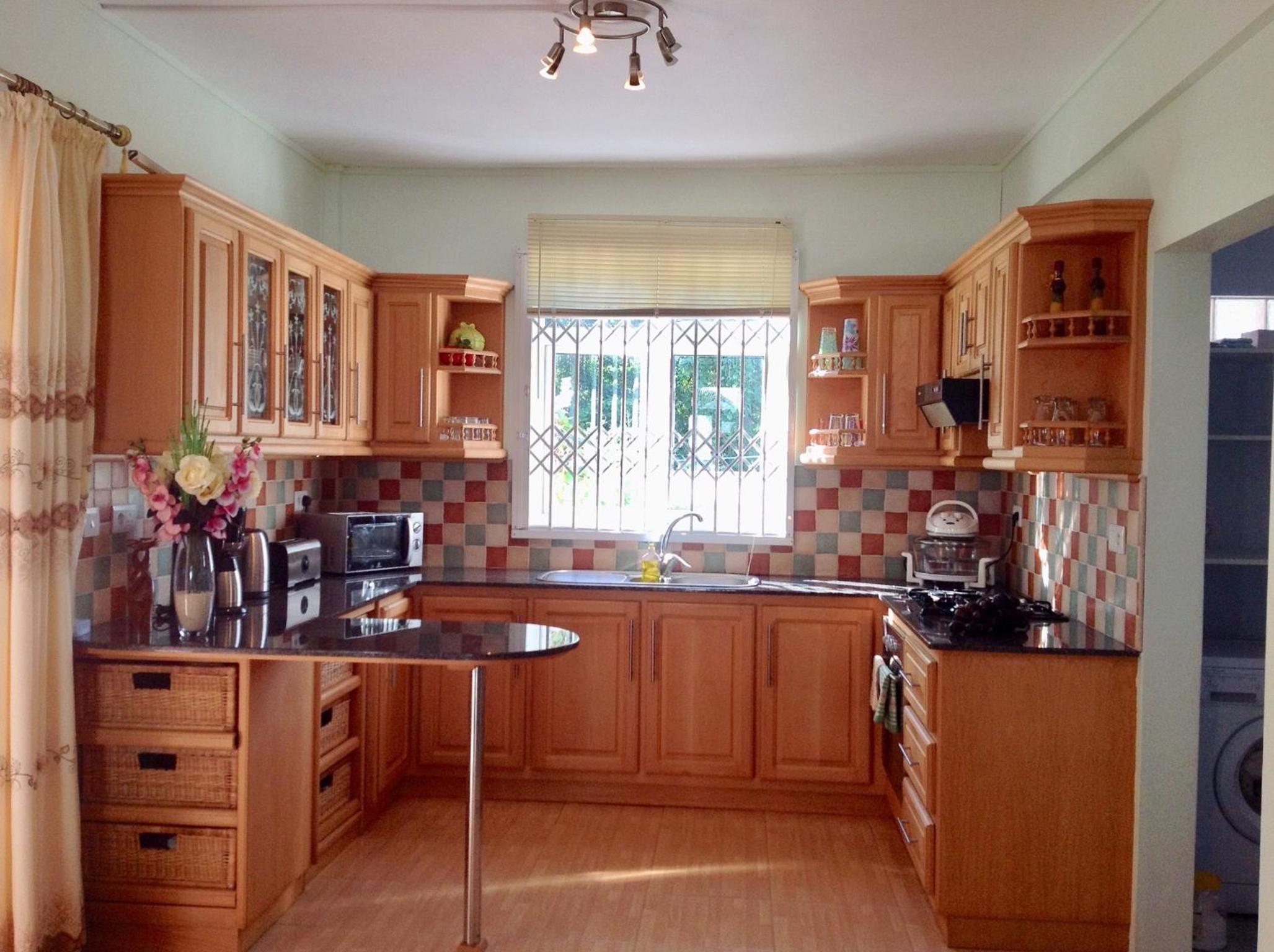 Fayruz Villa is a 3 bedroom, 3 bathroom detached house with AC and swimming pool 5 minutes walk from Flic en Flac public beach view 4