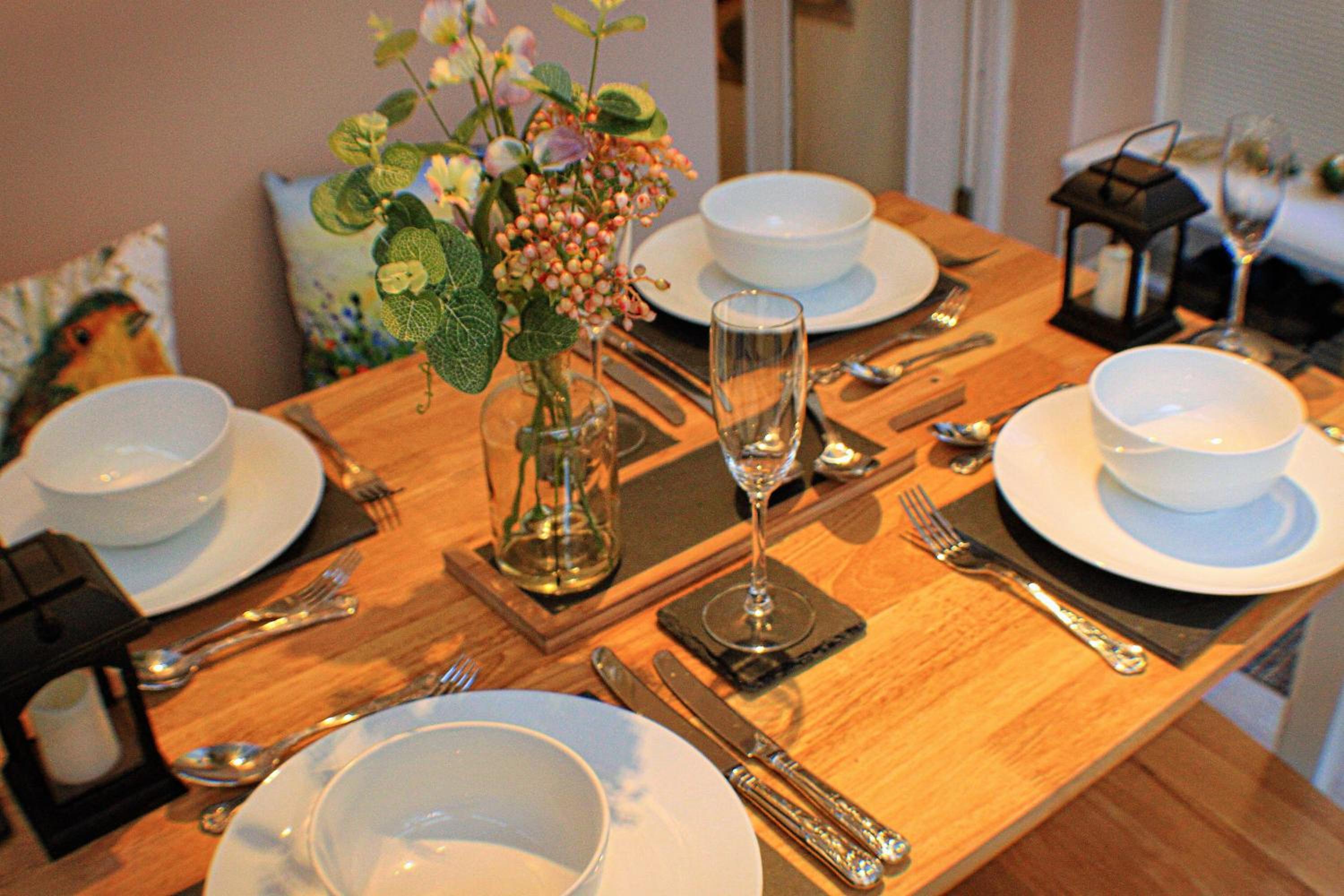 Romantic Quirky Cottage with private garden and parking