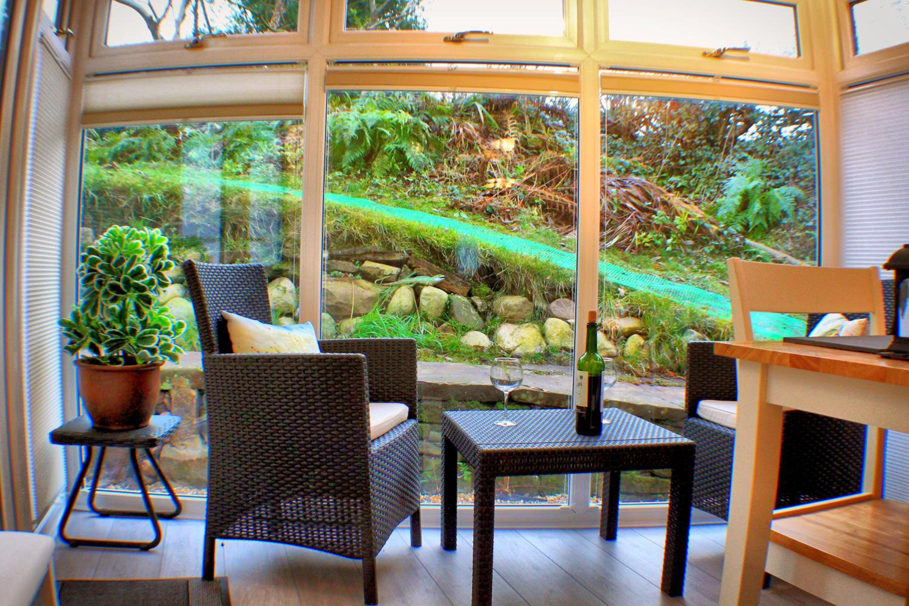Romantic Quirky Cottage with private garden and parking