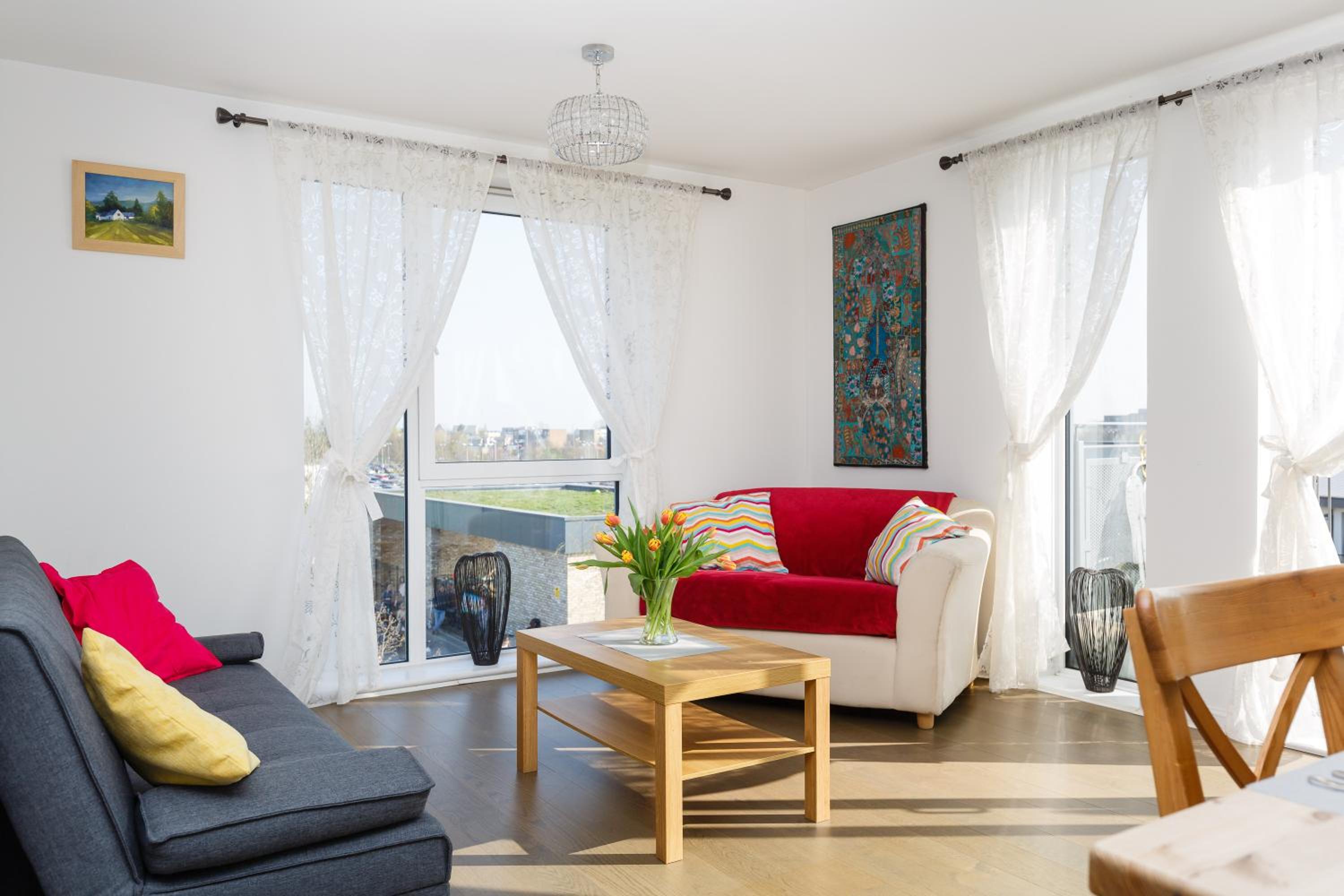 Contemporary Trumpington Apartment with Self Check-in ,FREE On-site Parking, Terrace, SUPER Fast WIFI & 5 mins drive to Papworth & Addenbrookes hospitals view 5