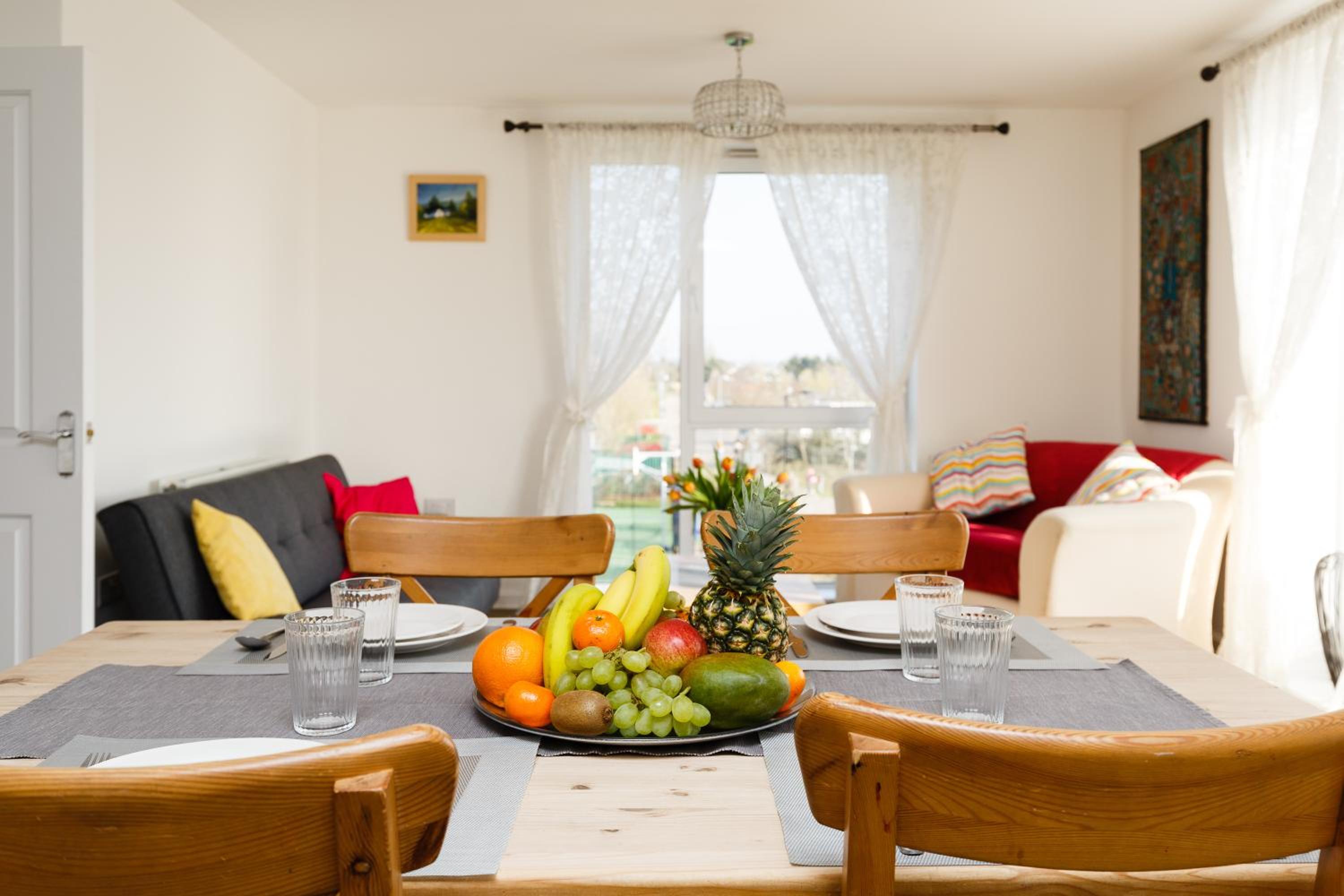 Contemporary Trumpington Apartment with Self Check-in ,FREE On-site Parking, Terrace, SUPER Fast WIFI & 5 mins drive to Papworth & Addenbrookes hospitals view 3