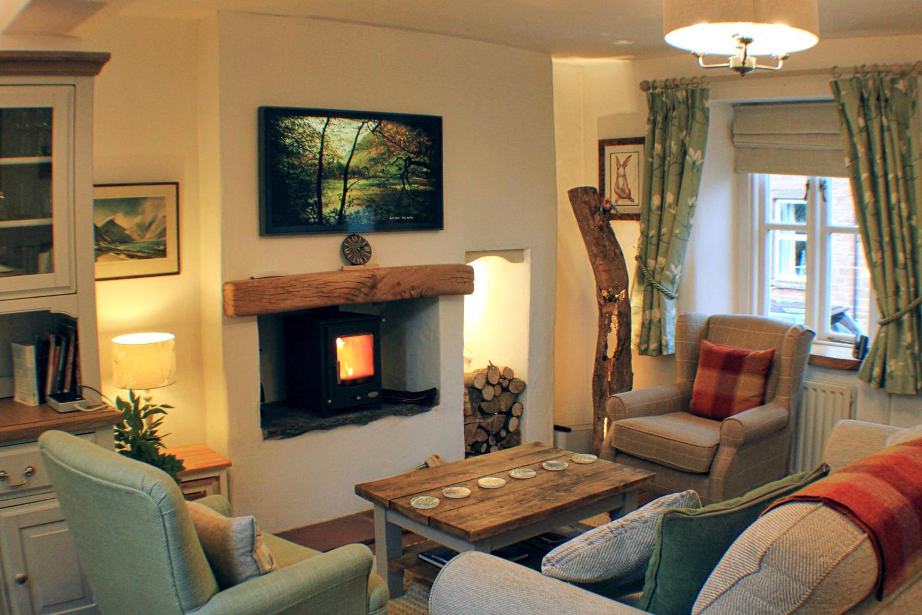 Romantic Quirky Cottage with private garden and parking