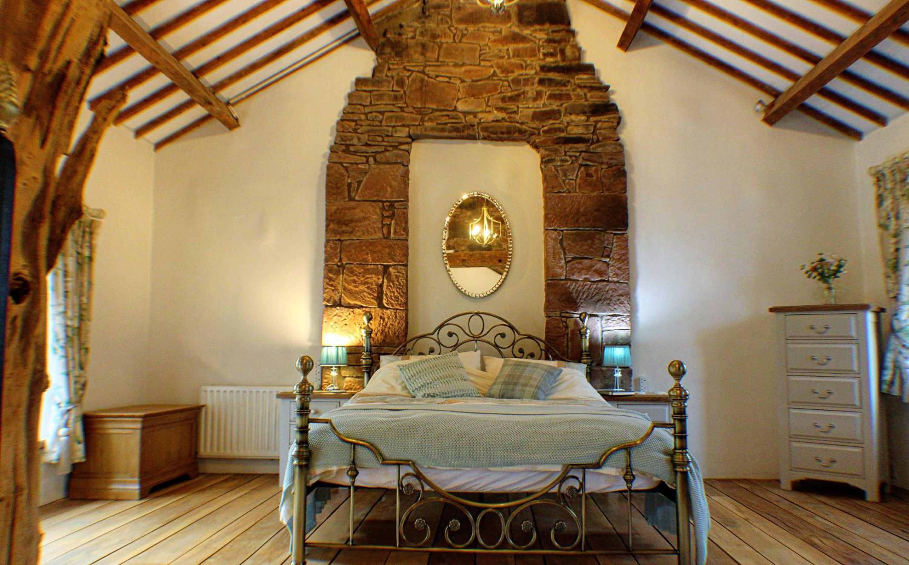 Romantic Quirky Cottage with private garden and parking