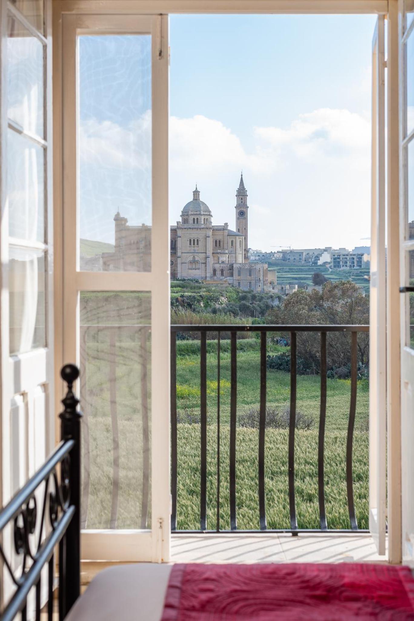 Hotel Twilight Holiday Home - Image 1