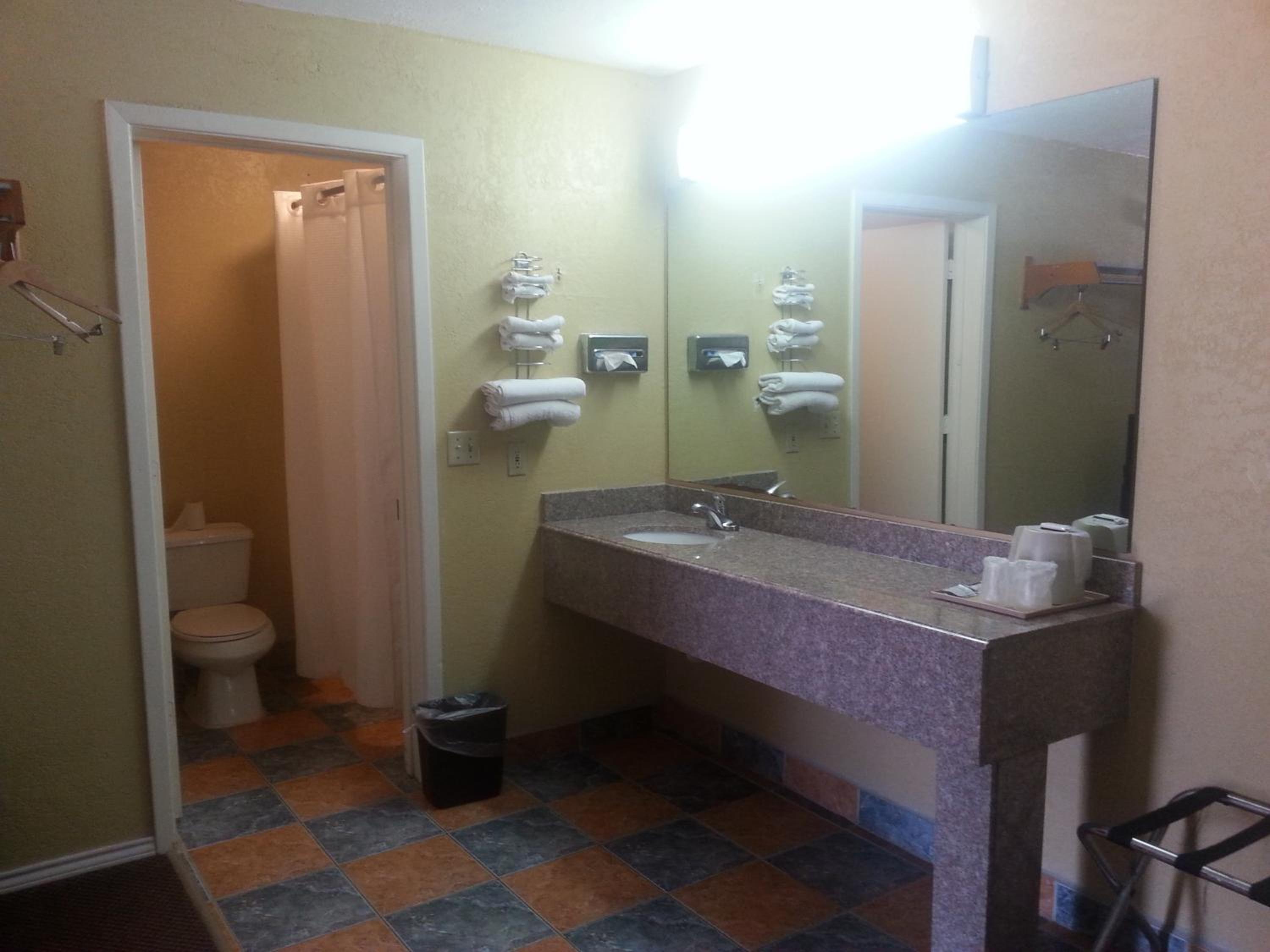 Travelers Inn - Property Image 2