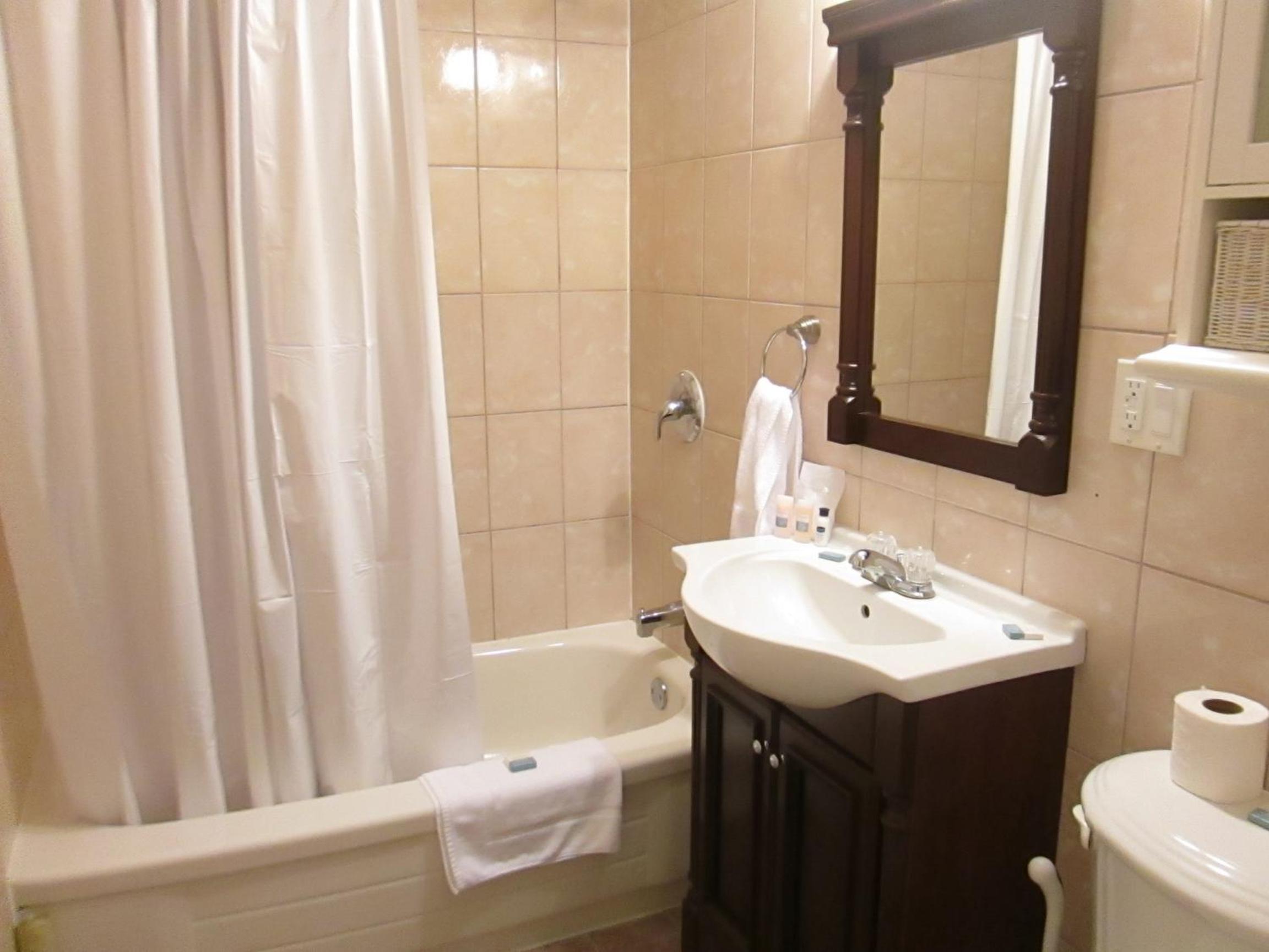 Bayside Inn & Waterfront Suites - Image 5