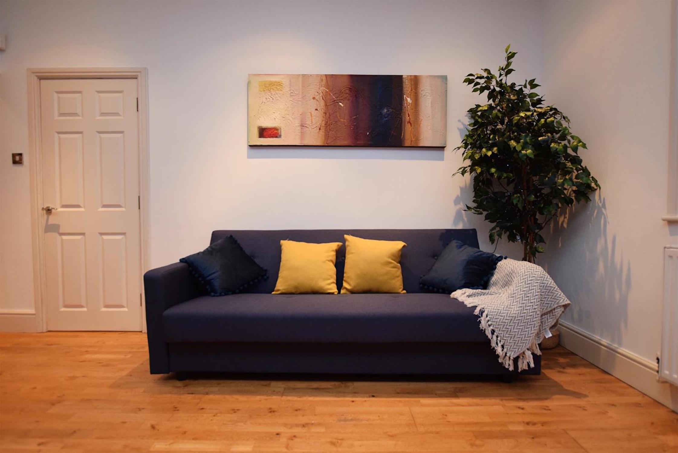 Perfect for Uni and City Stays - Modern 2-Bed with Parking view 4