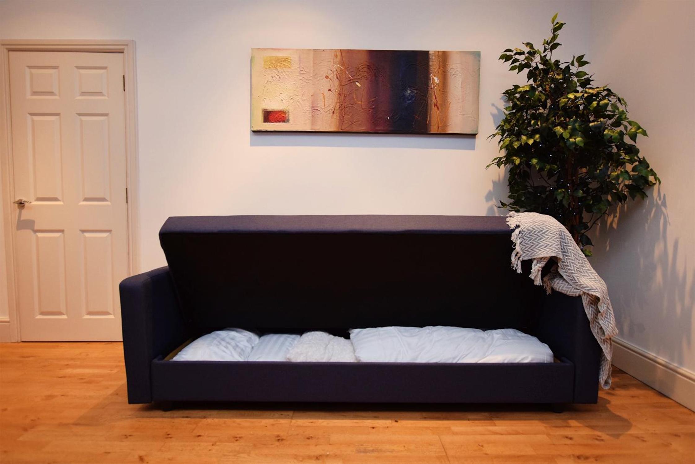 Perfect for Uni and City Stays - Modern 2-Bed with Parking view 3